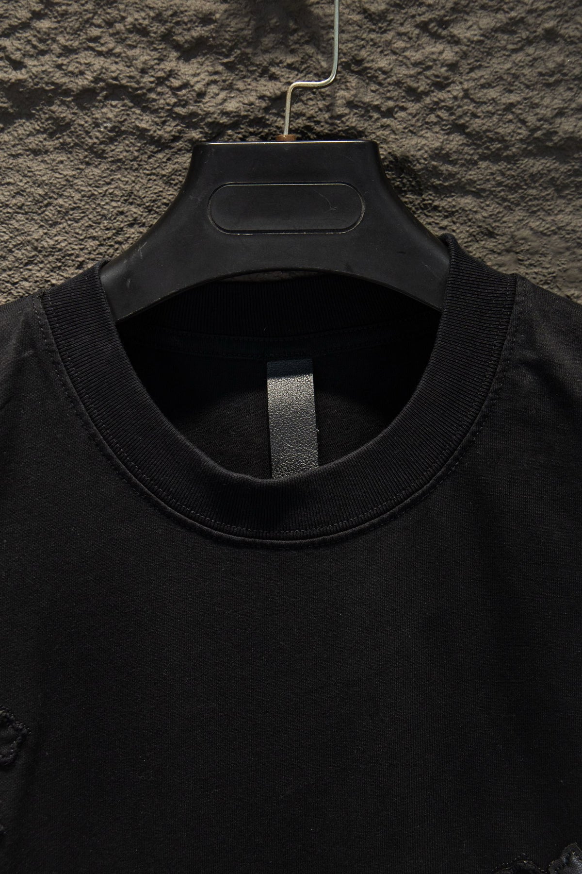 Playera Chrome Hearts Cruces de Piel Negra — cuello