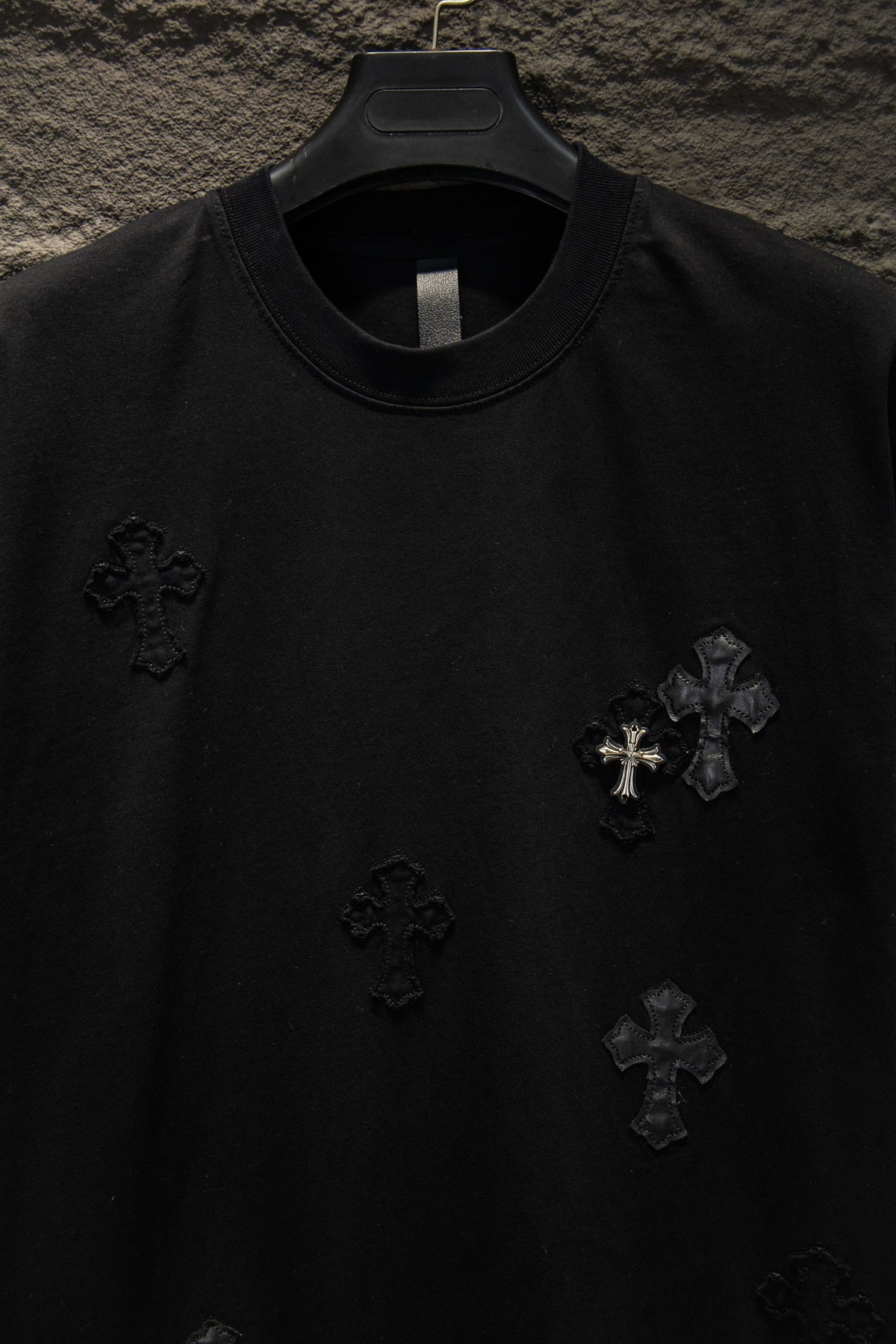 Playera Chrome Hearts Cruces de Piel Negra — detalle del frente
