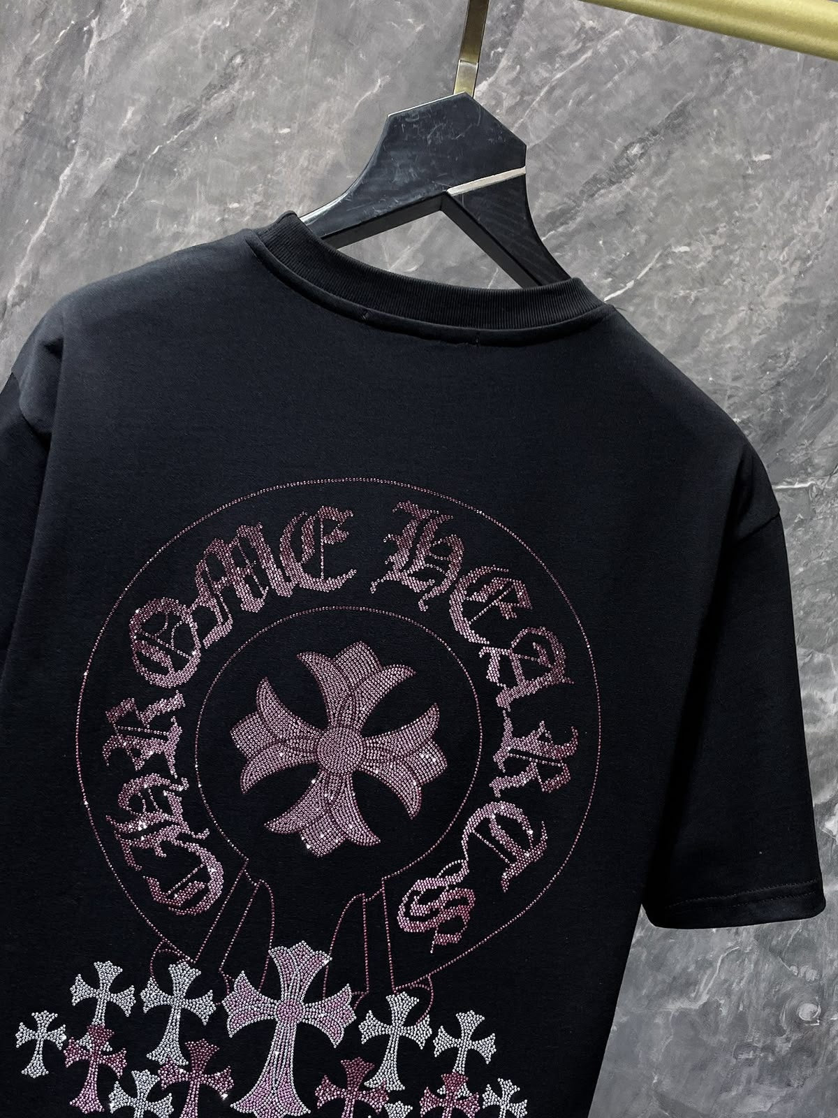 Playera Chrome Hearts Cruces de Pedrería Rosa Negra — detalle de la espalda