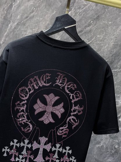 Playera Chrome Hearts Cruces de Pedrería Rosa Negra — detalle de la espalda