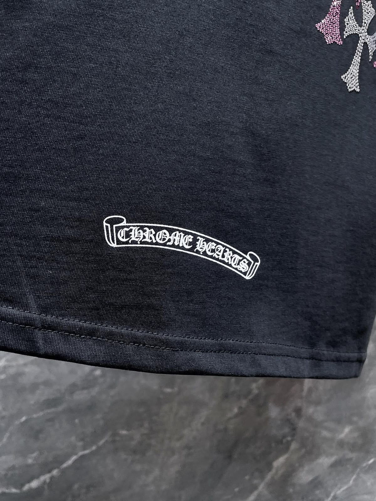 Playera Chrome Hearts Cruces de Pedrería Rosa Negra — banda en el dobladillo