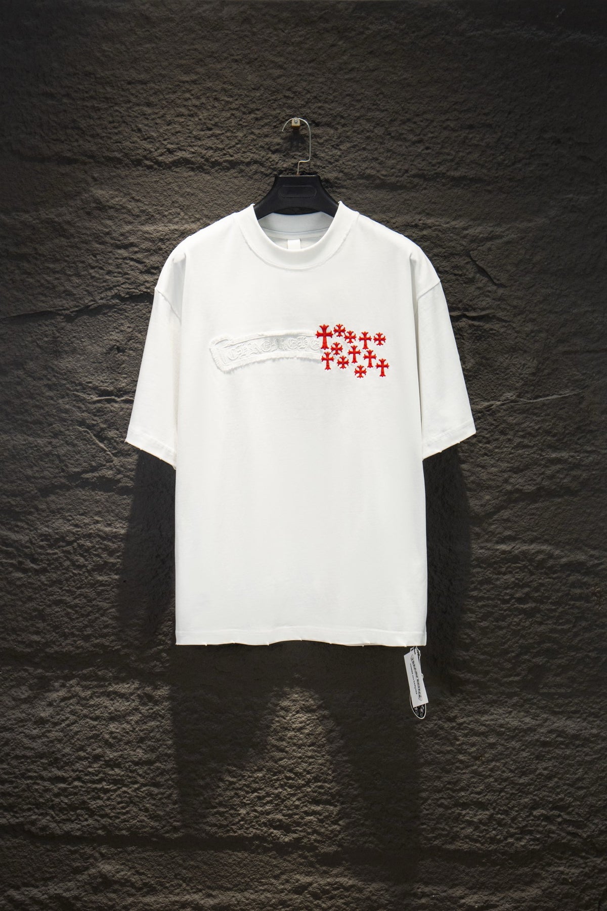 Playera Chrome Hearts Cruces Rojas Bordadas Blanca — frente