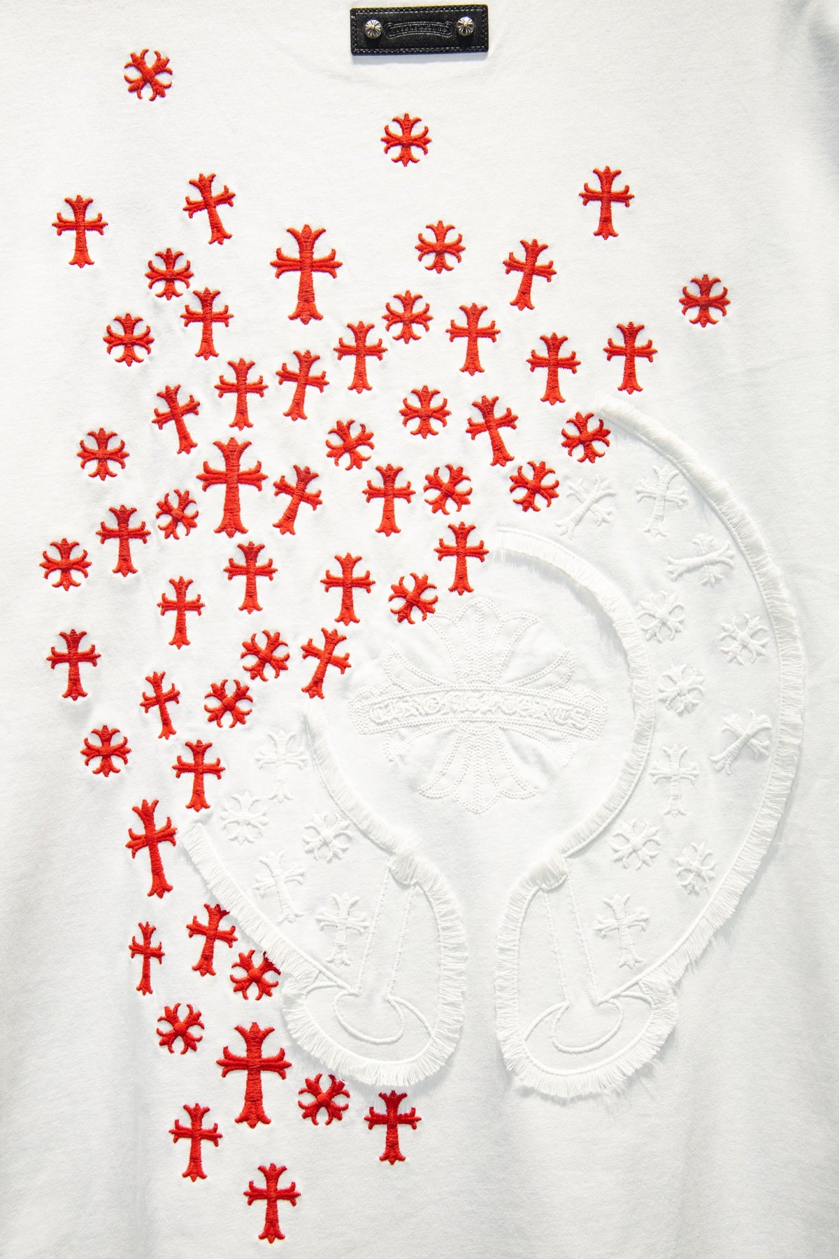 Playera Chrome Hearts Cruces Rojas Bordadas Blanca — detalle de la espalda