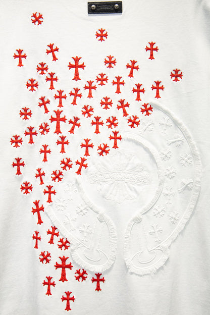Playera Chrome Hearts Cruces Rojas Bordadas Blanca — detalle de la espalda
