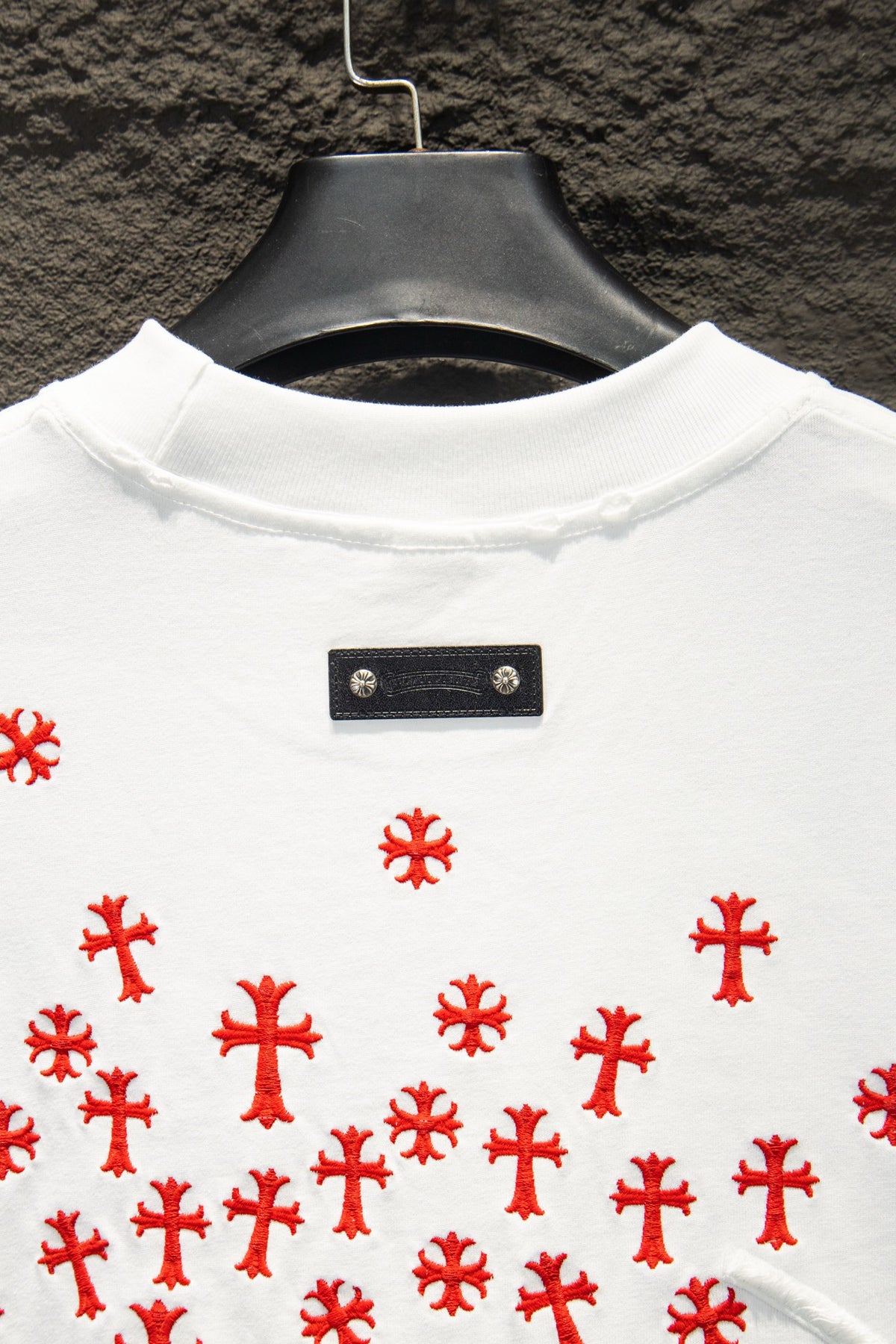 Playera Chrome Hearts Cruces Rojas Bordadas Blanca — parche en la espalda