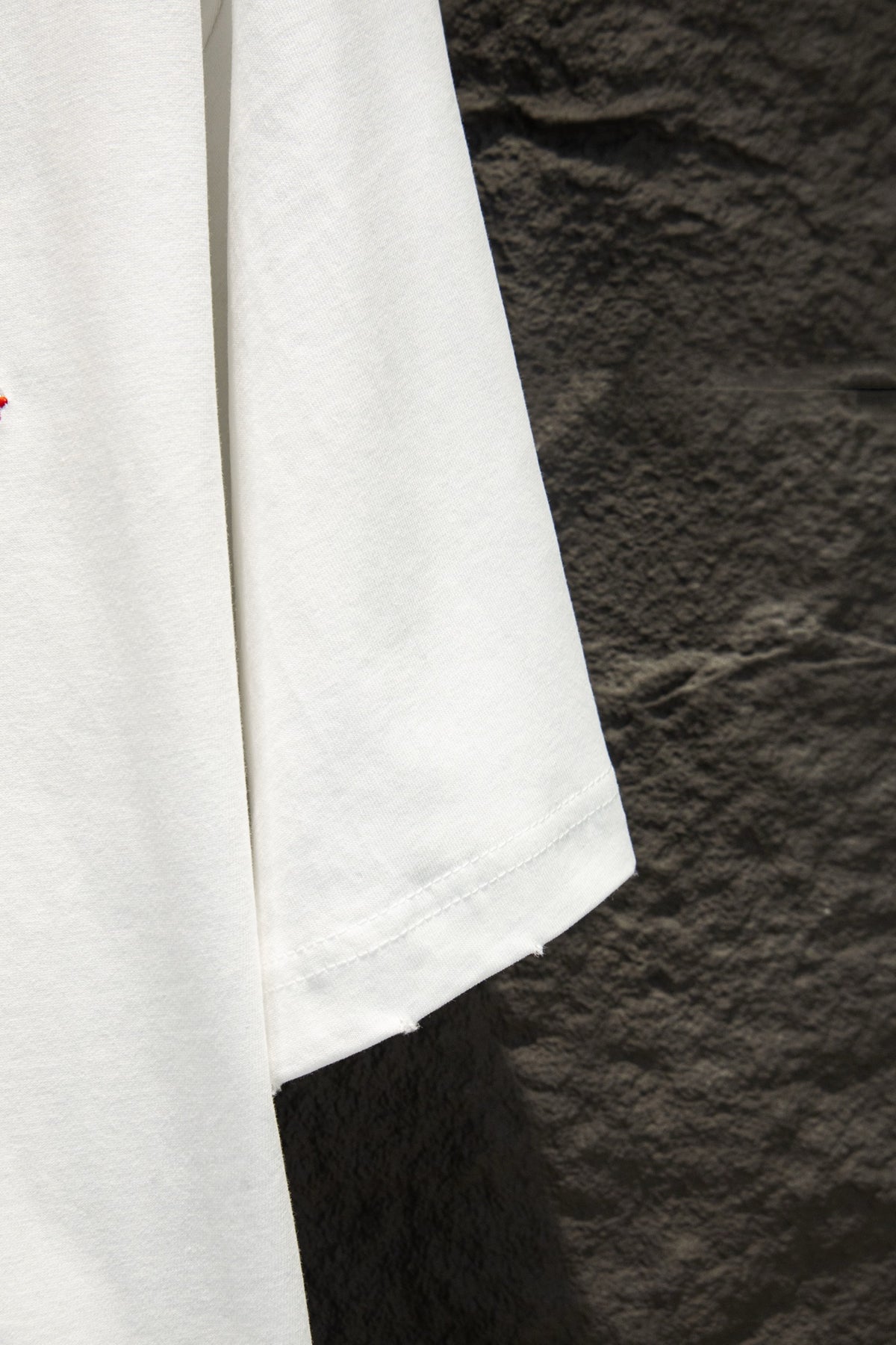 Playera Chrome Hearts Cruces Rojas Bordadas Blanca — manga