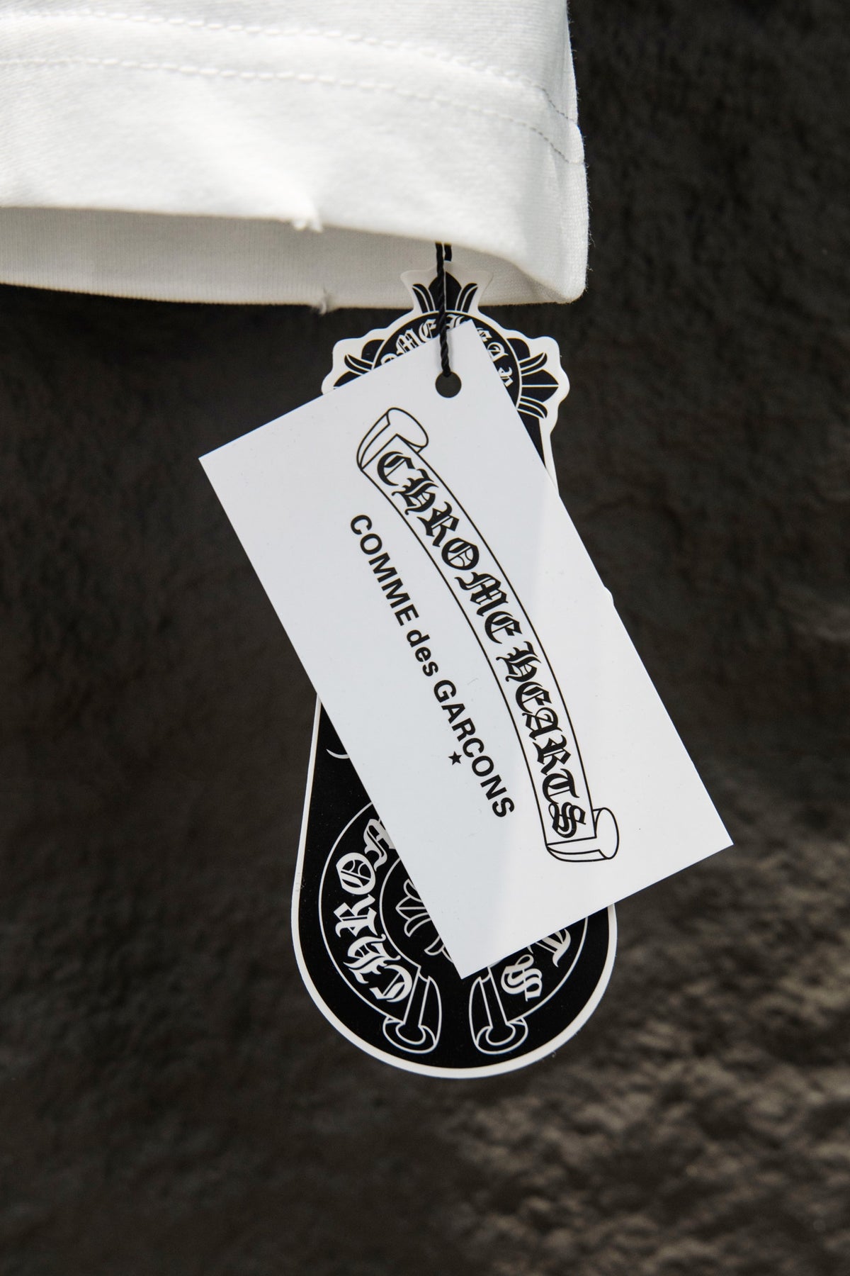 Playera Chrome Hearts Cruces Rojas Bordadas Blanca — etiqueta