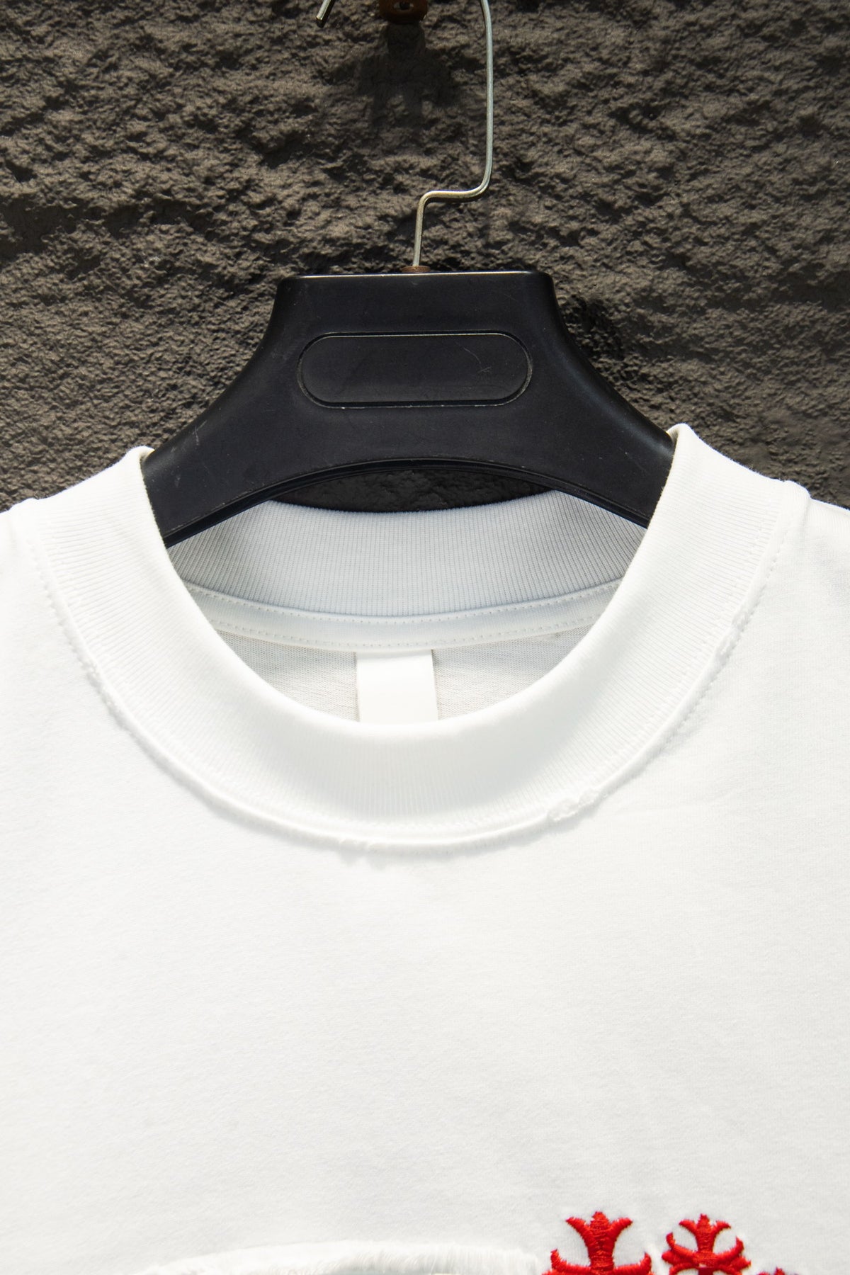 Playera Chrome Hearts Cruces Rojas Bordadas Blanca — cuello