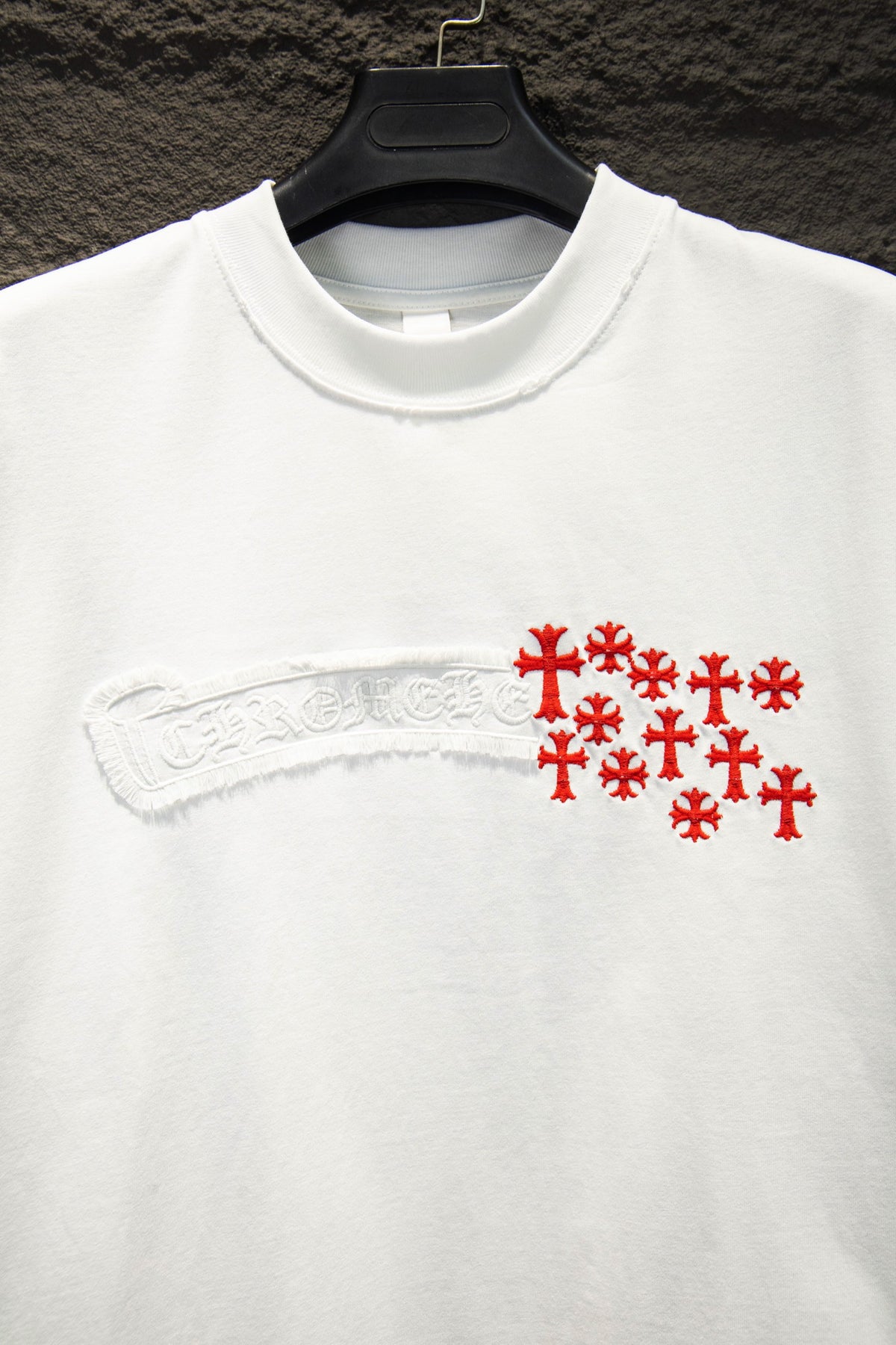 Playera Chrome Hearts Cruces Rojas Bordadas Blanca — detalle del frente