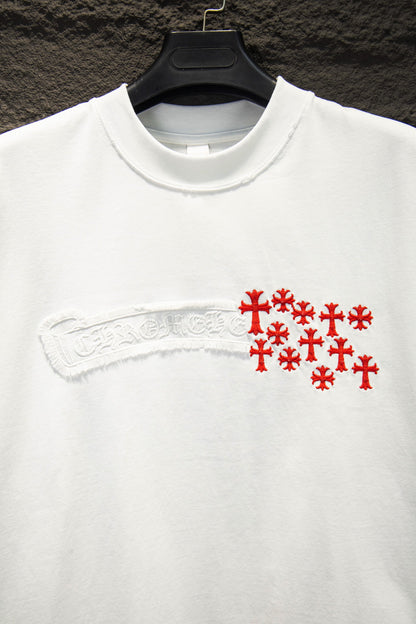 Playera Chrome Hearts Cruces Rojas Bordadas Blanca — detalle del frente