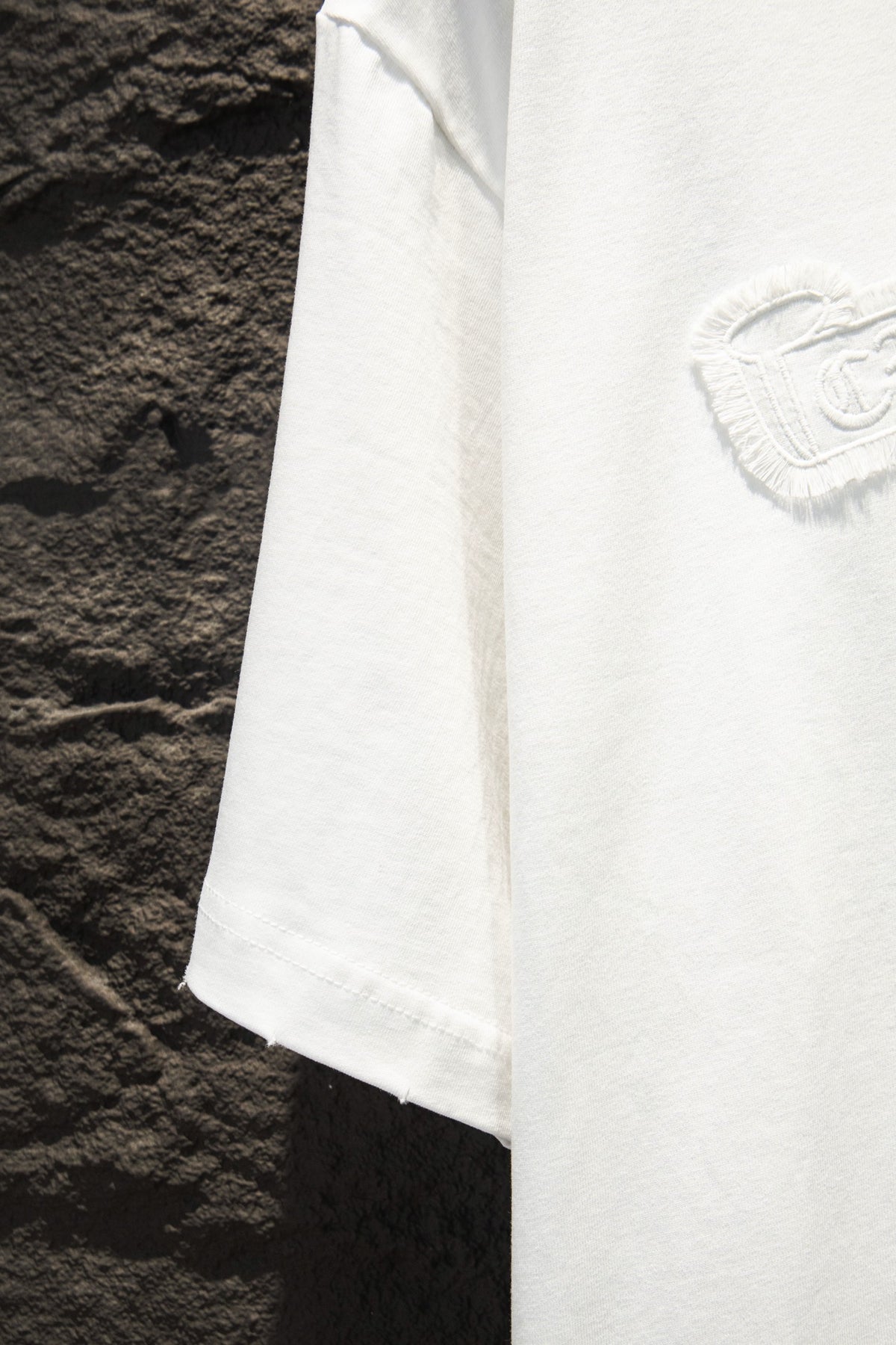 Playera Chrome Hearts Cruces Rojas Bordadas Blanca — manga y bordado