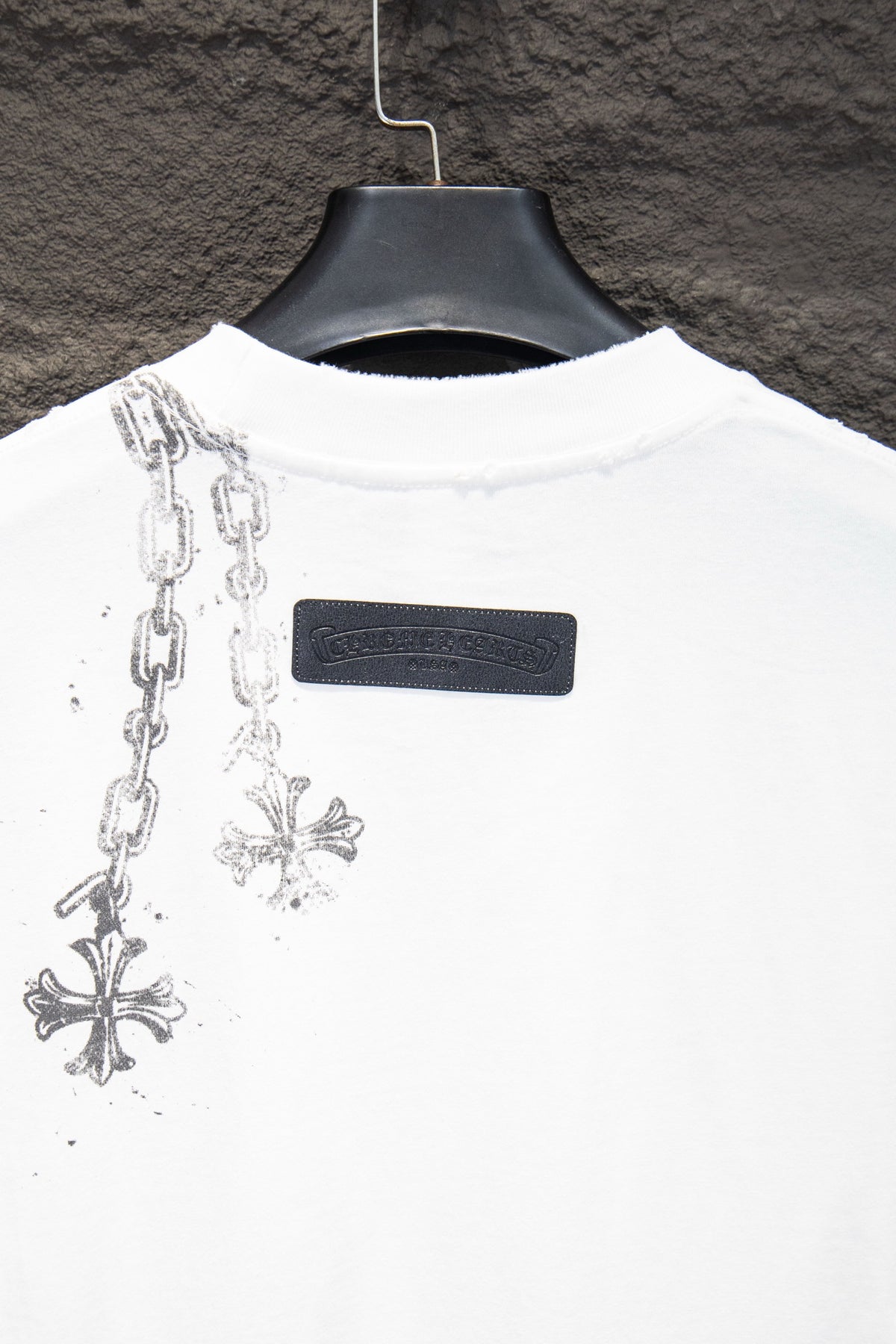 Playera Chrome Hearts Cruz con Cadenas y Herrajes Blanca — detalle de la espalda con parche