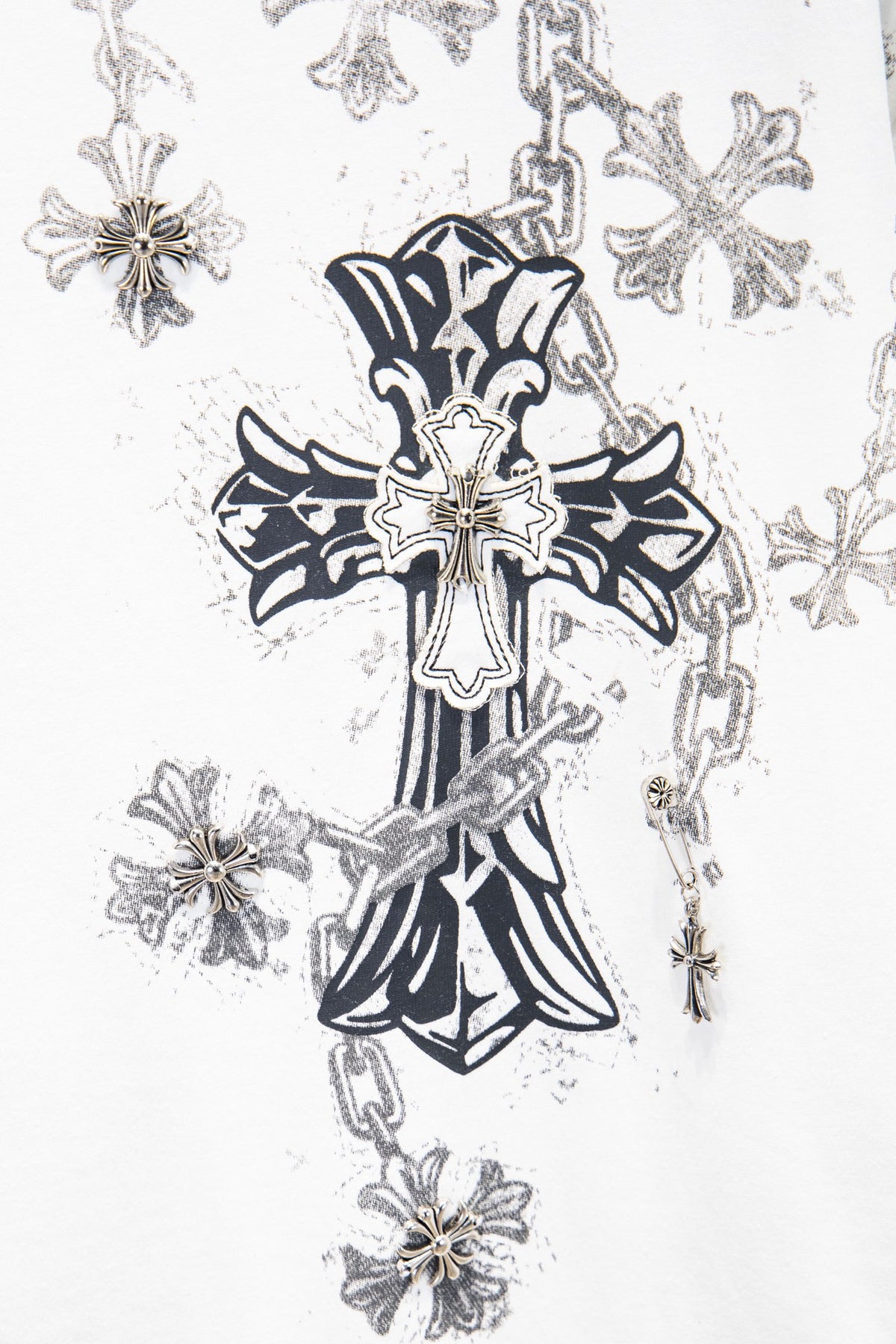 Playera Chrome Hearts Cruz con Cadenas y Herrajes Blanca — cruz central con herrajes