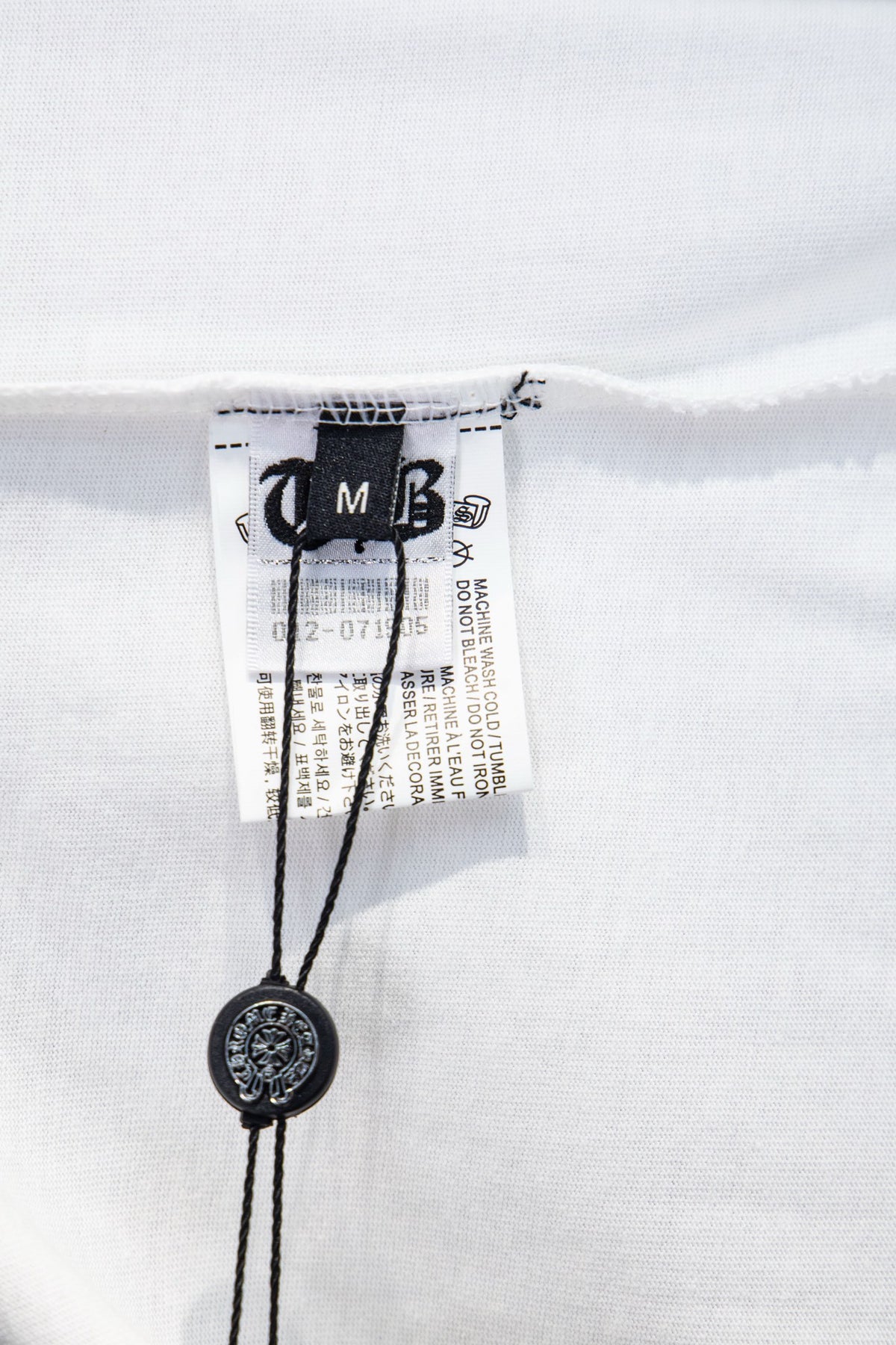 Playera Chrome Hearts Cruz con Cadenas y Herrajes Blanca — etiqueta