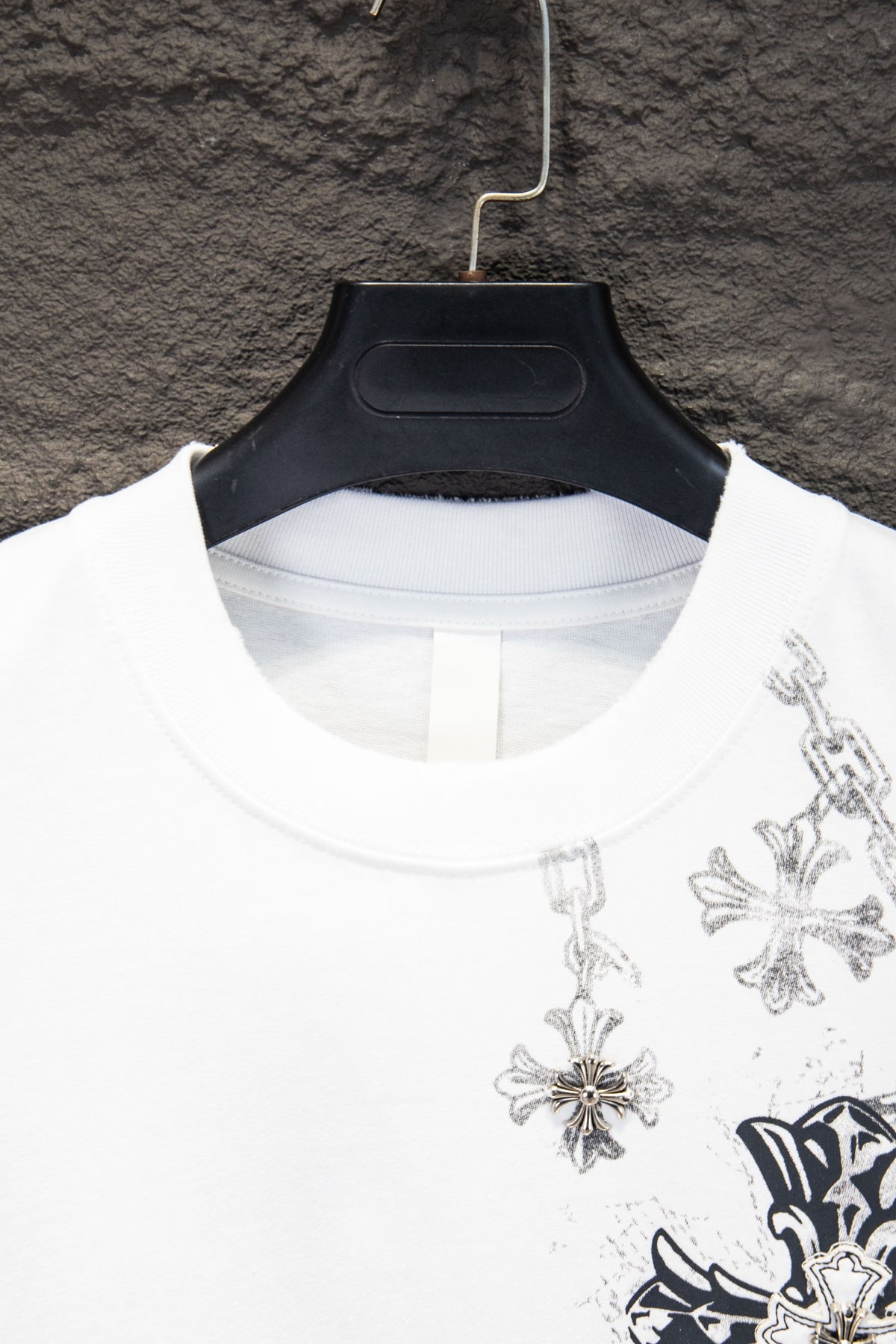 Playera Chrome Hearts Cruz con Cadenas y Herrajes Blanca — cuello