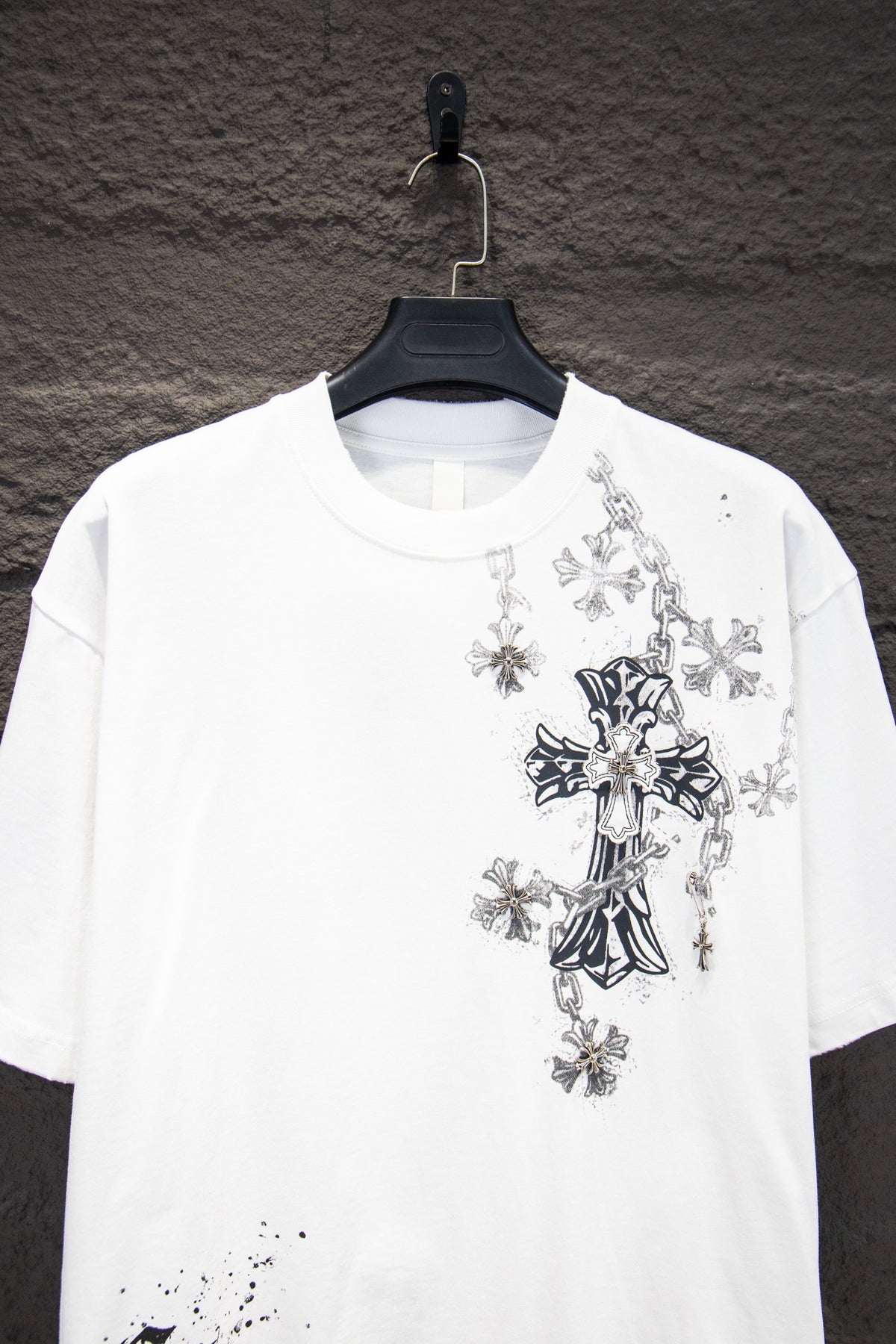 Playera Chrome Hearts Cruz con Cadenas y Herrajes Blanca — detalle del frente