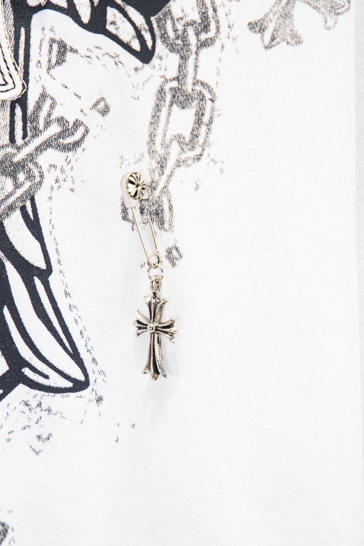 Playera Chrome Hearts Cruz con Cadenas y Herrajes Blanca — seguro con dije de cruz