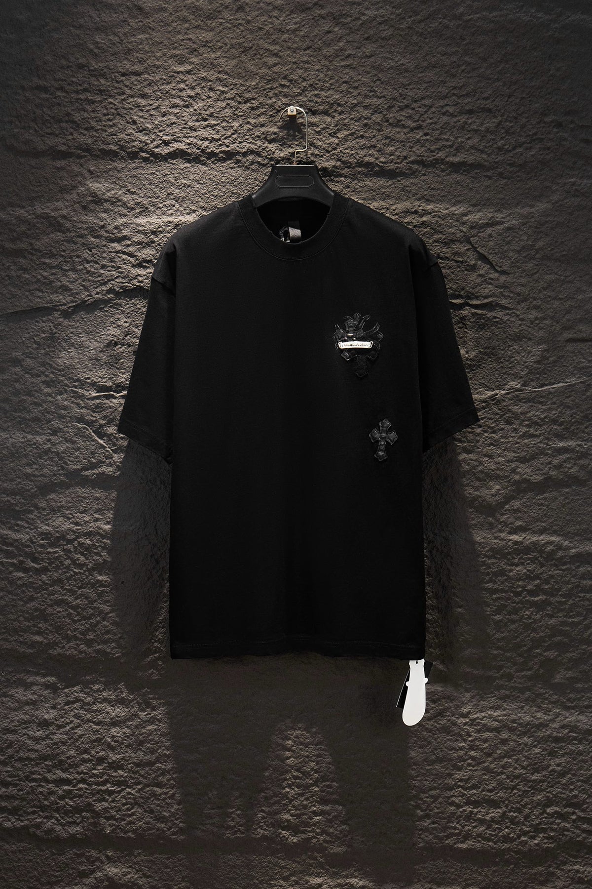 Playera Chrome Hearts Cruz Gótica y Parches de Piel Negra — frente