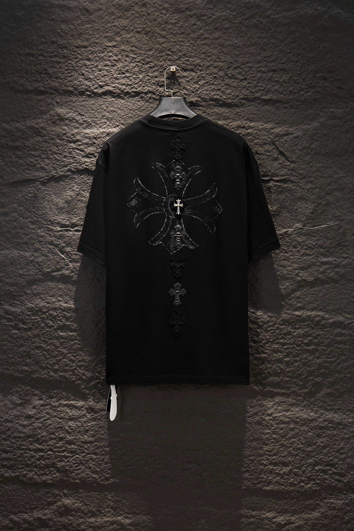 Playera Chrome Hearts Cruz Gótica y Parches de Piel Negra — espalda