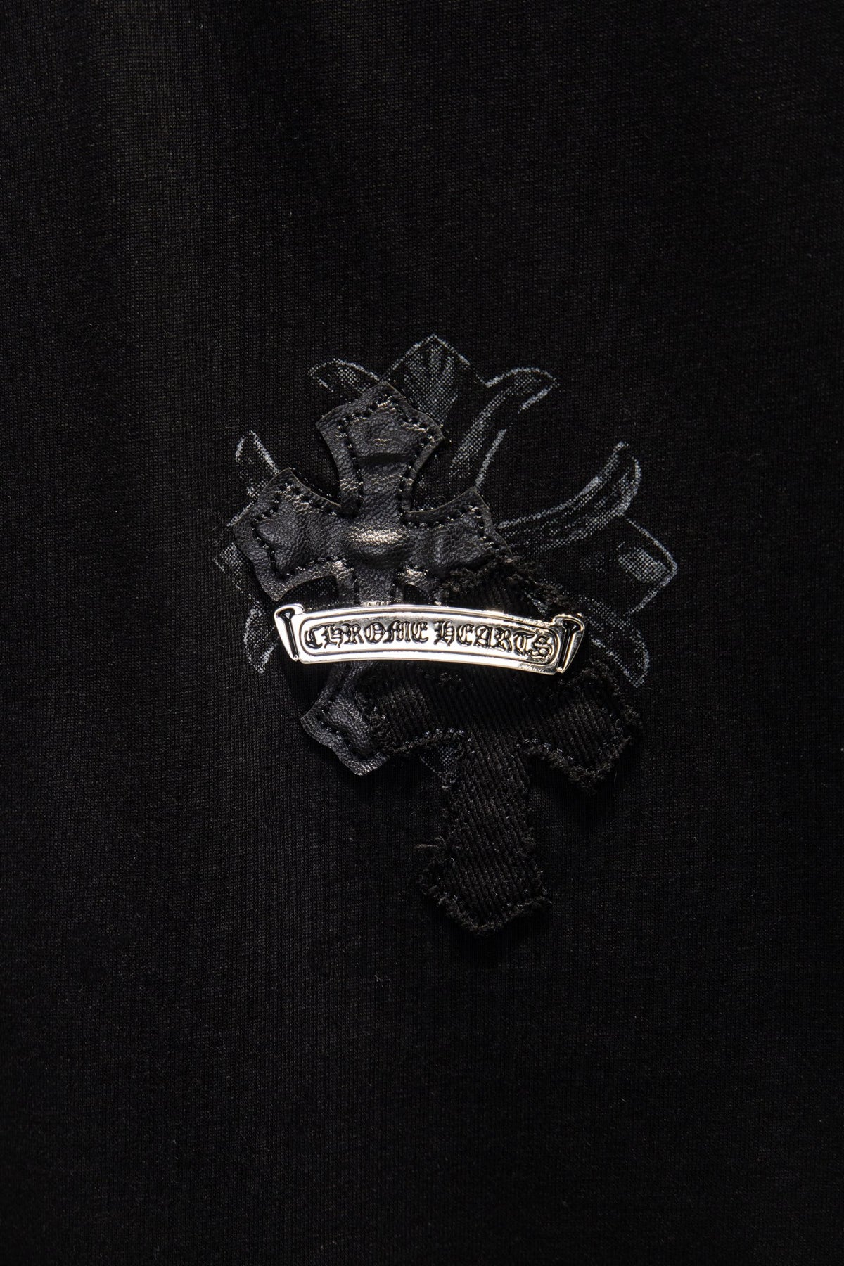 Playera Chrome Hearts Cruz Gótica y Parches de Piel Negra — cruz de piel al frente