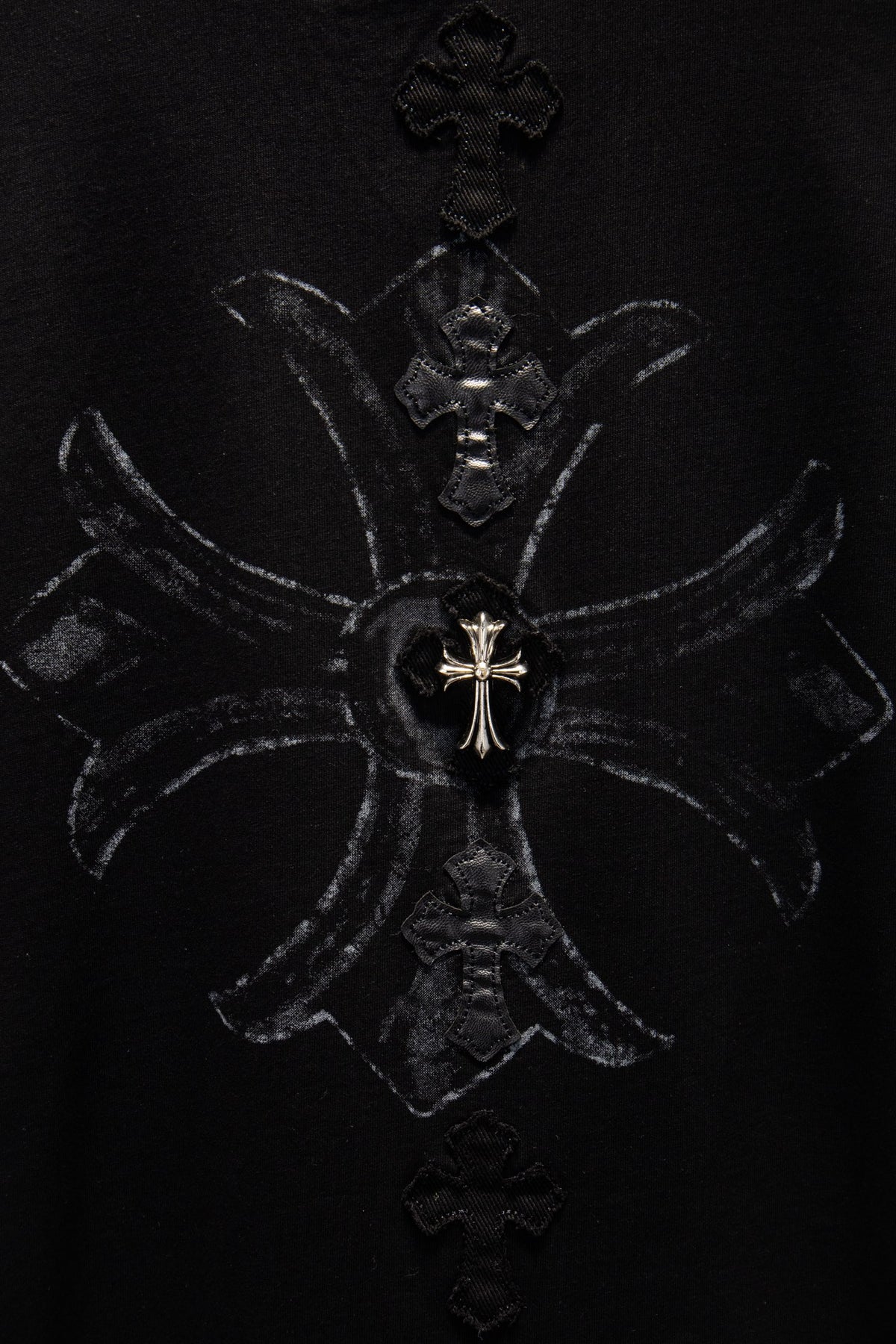 Playera Chrome Hearts Cruz Gótica y Parches de Piel Negra — cruz de la espalda