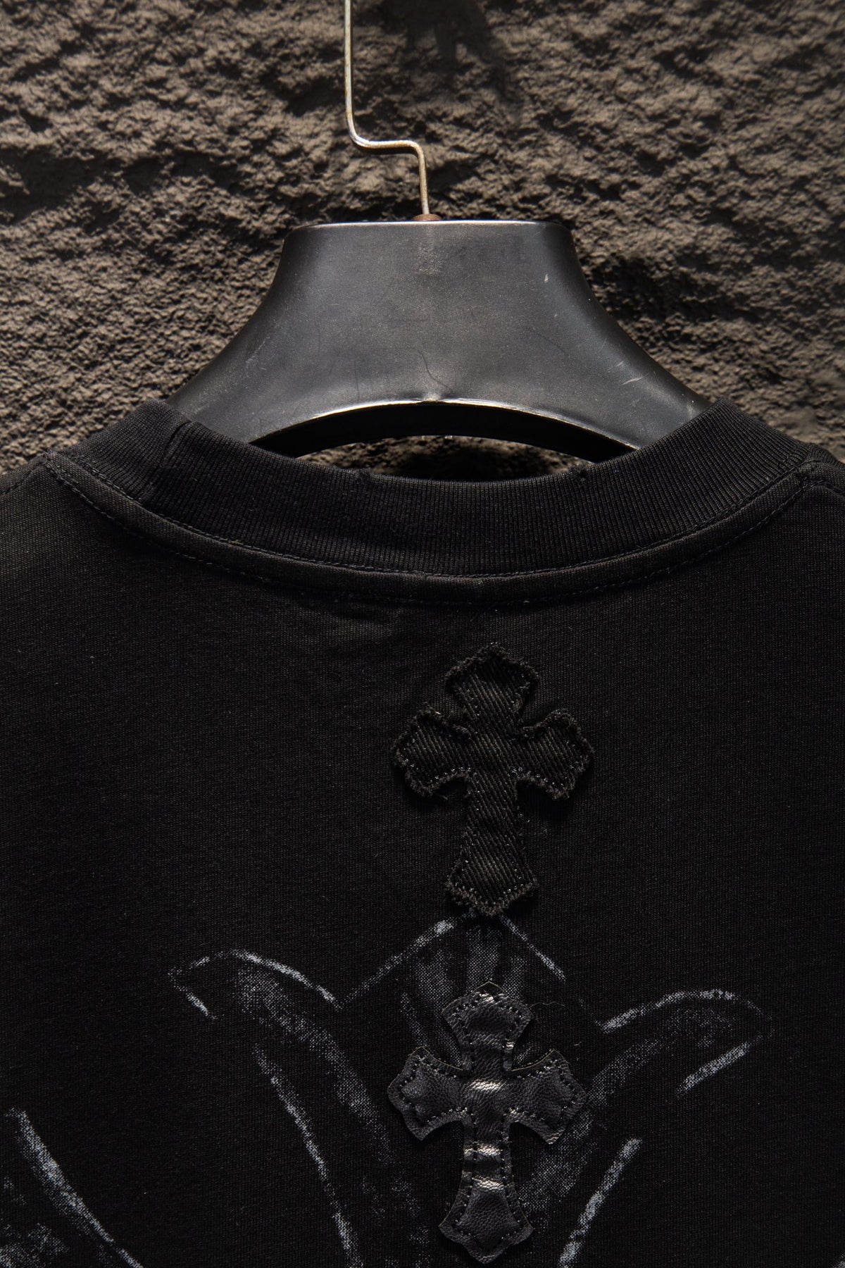 Playera Chrome Hearts Cruz Gótica y Parches de Piel Negra — detalle de la espalda