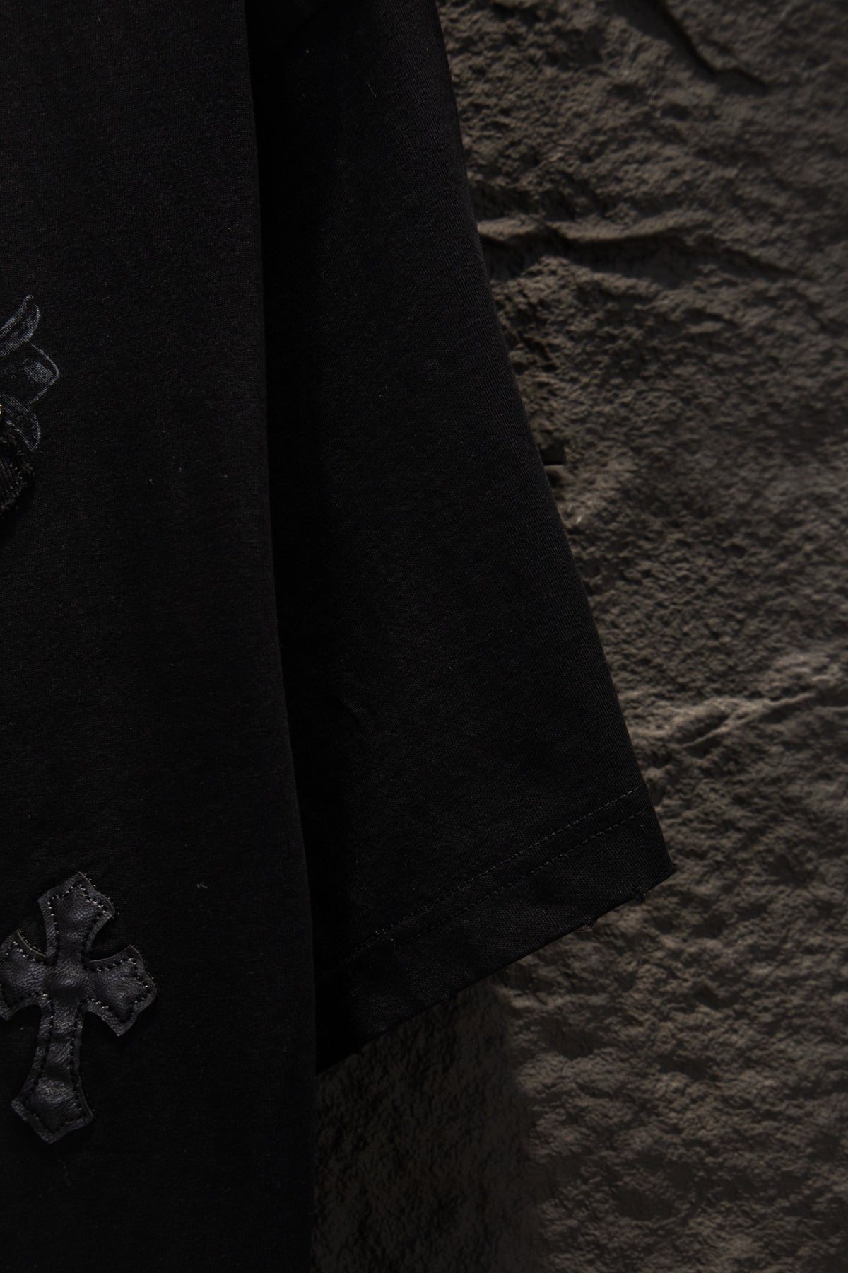 Playera Chrome Hearts Cruz Gótica y Parches de Piel Negra — manga