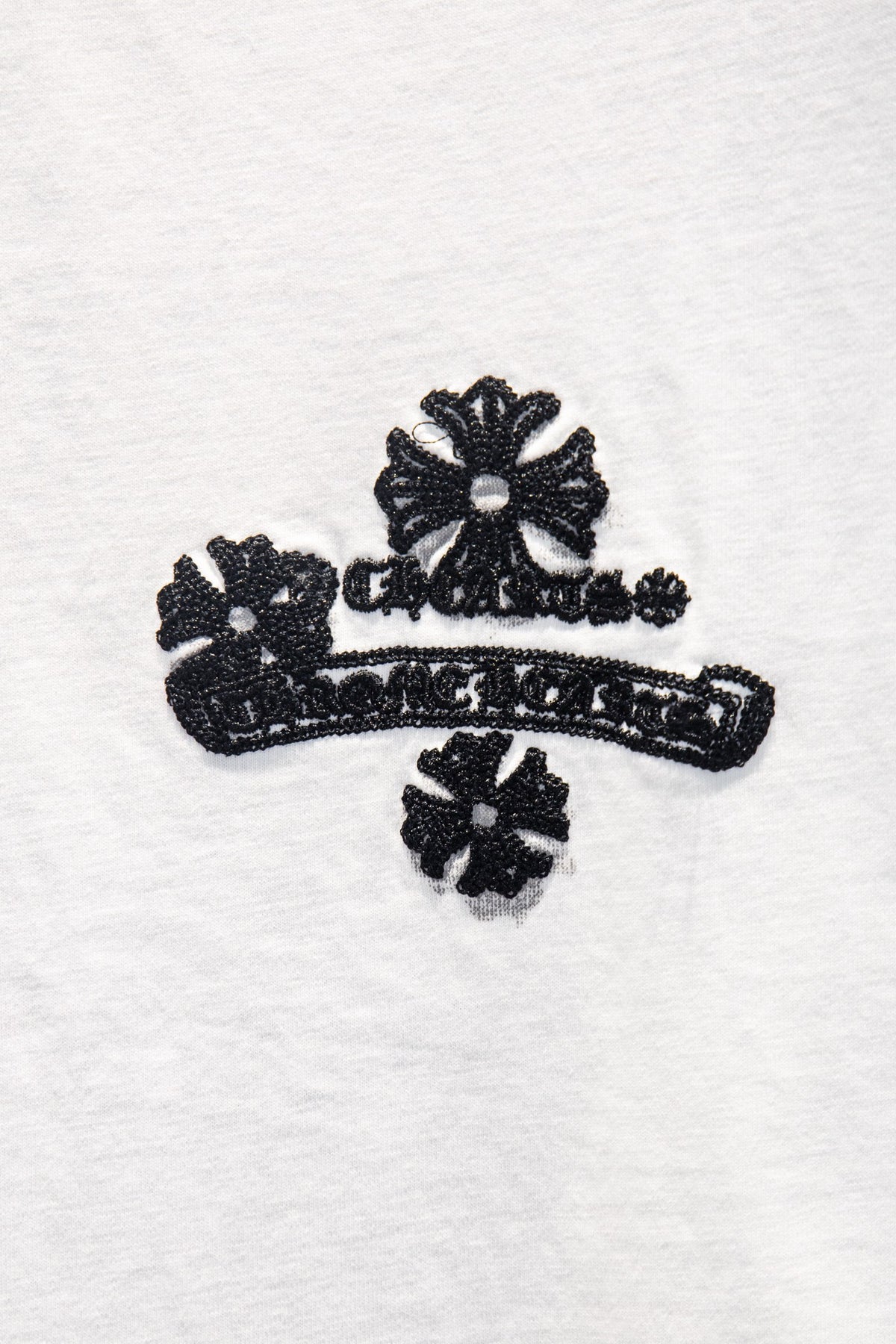 Playera Chrome Hearts Daga y Cruces Bordadas Blanca — bordado del frente