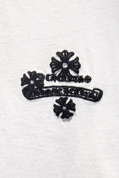Playera Chrome Hearts Daga y Cruces Bordadas Blanca — bordado del frente