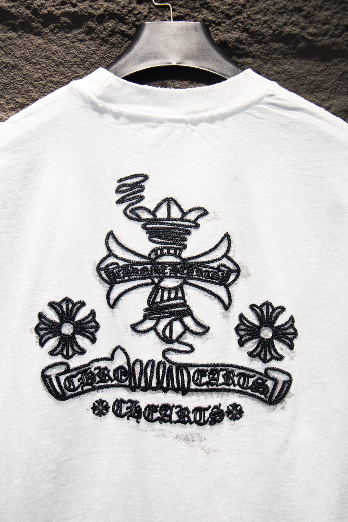 Playera Chrome Hearts Daga y Cruces Bordadas Blanca — bordado de la espalda