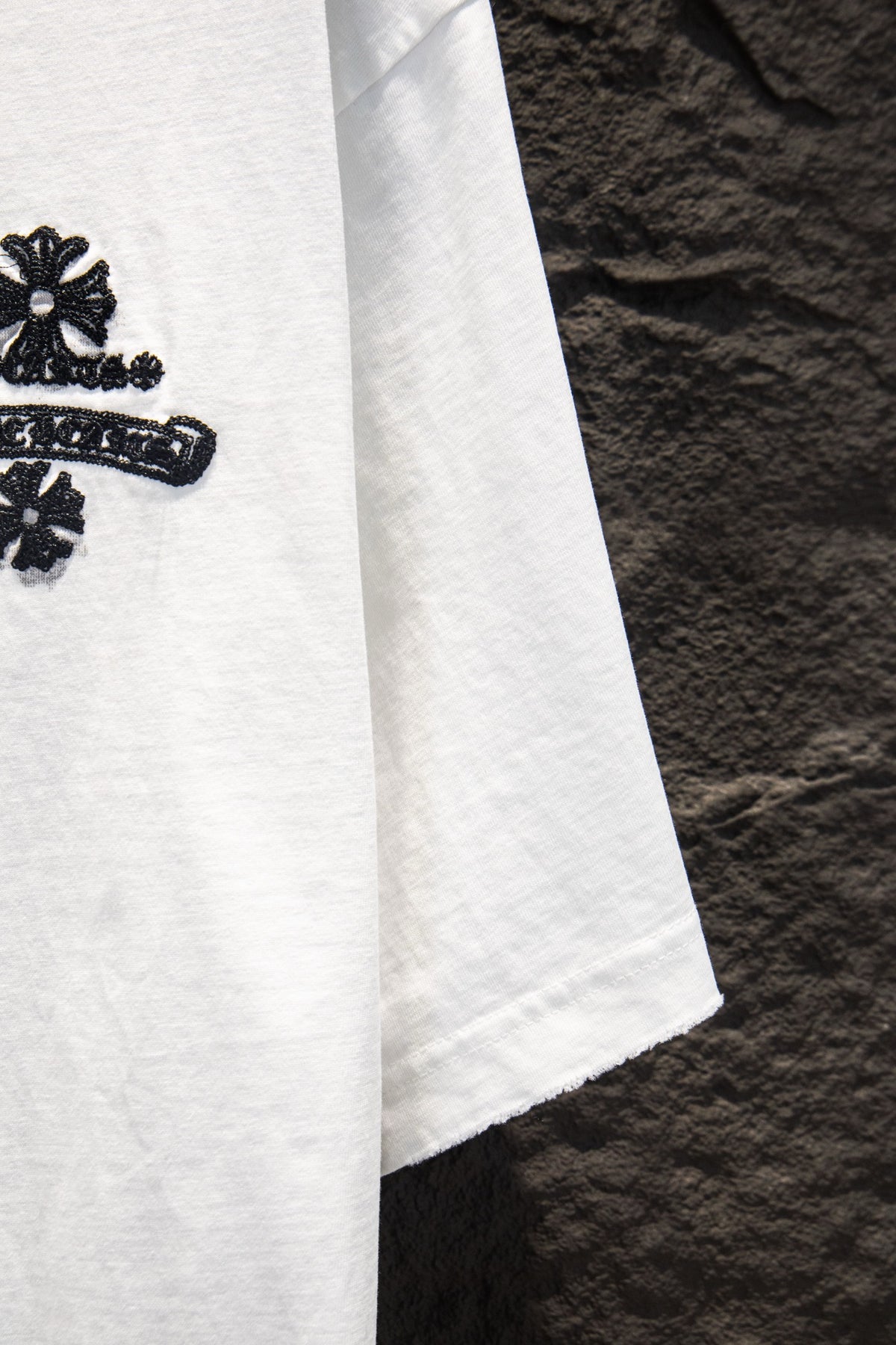 Playera Chrome Hearts Daga y Cruces Bordadas Blanca — manga