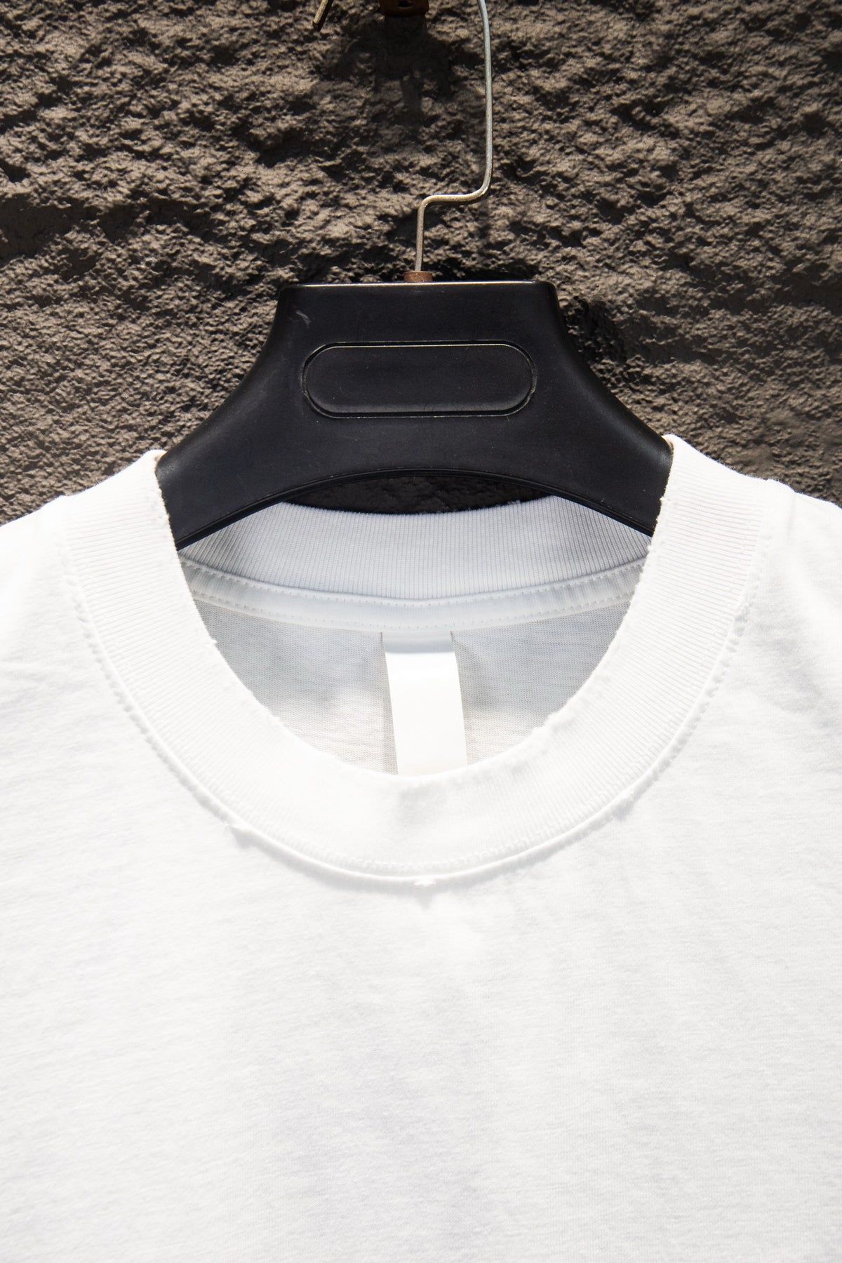 Playera Chrome Hearts Daga y Cruces Bordadas Blanca — cuello