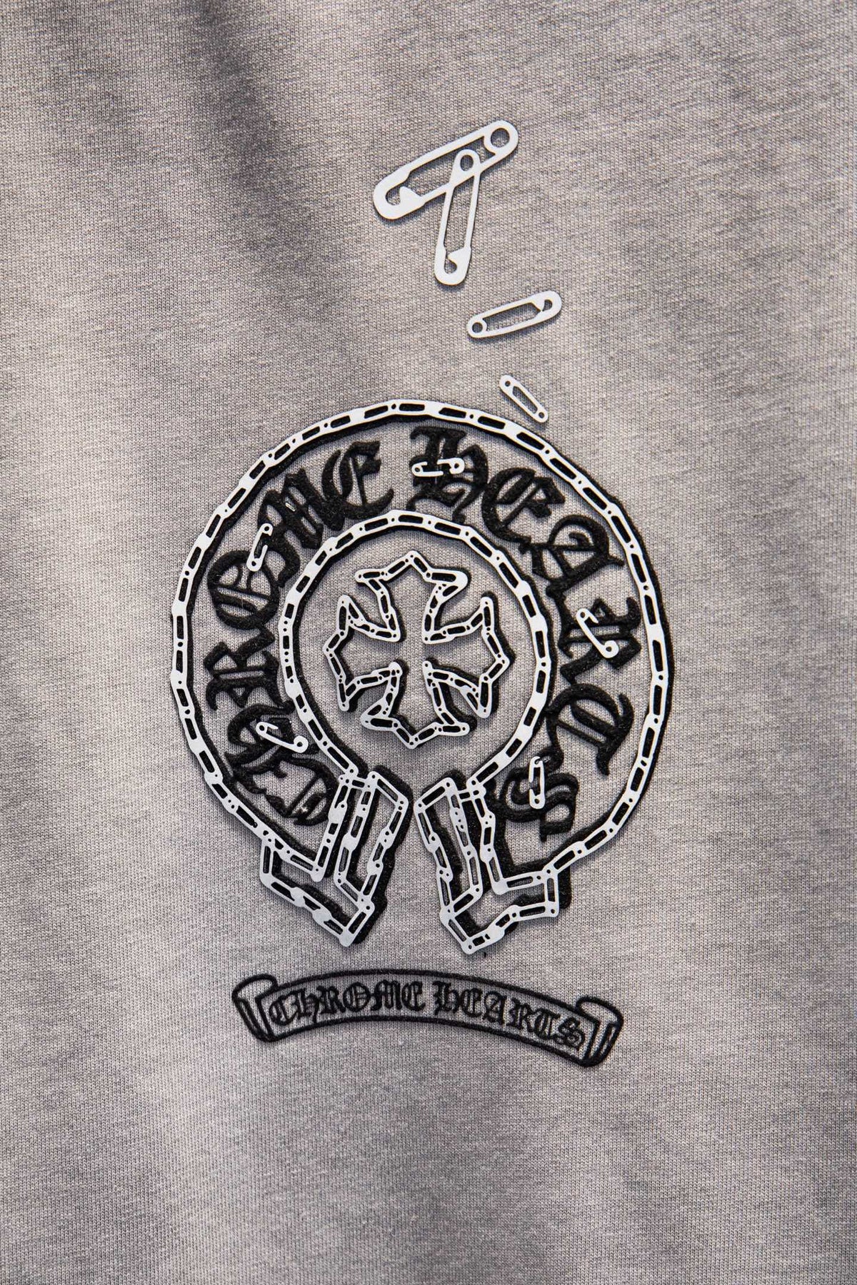 Playera Chrome Hearts Herradura de Cadenas Gris Deslavada — detalle del frente