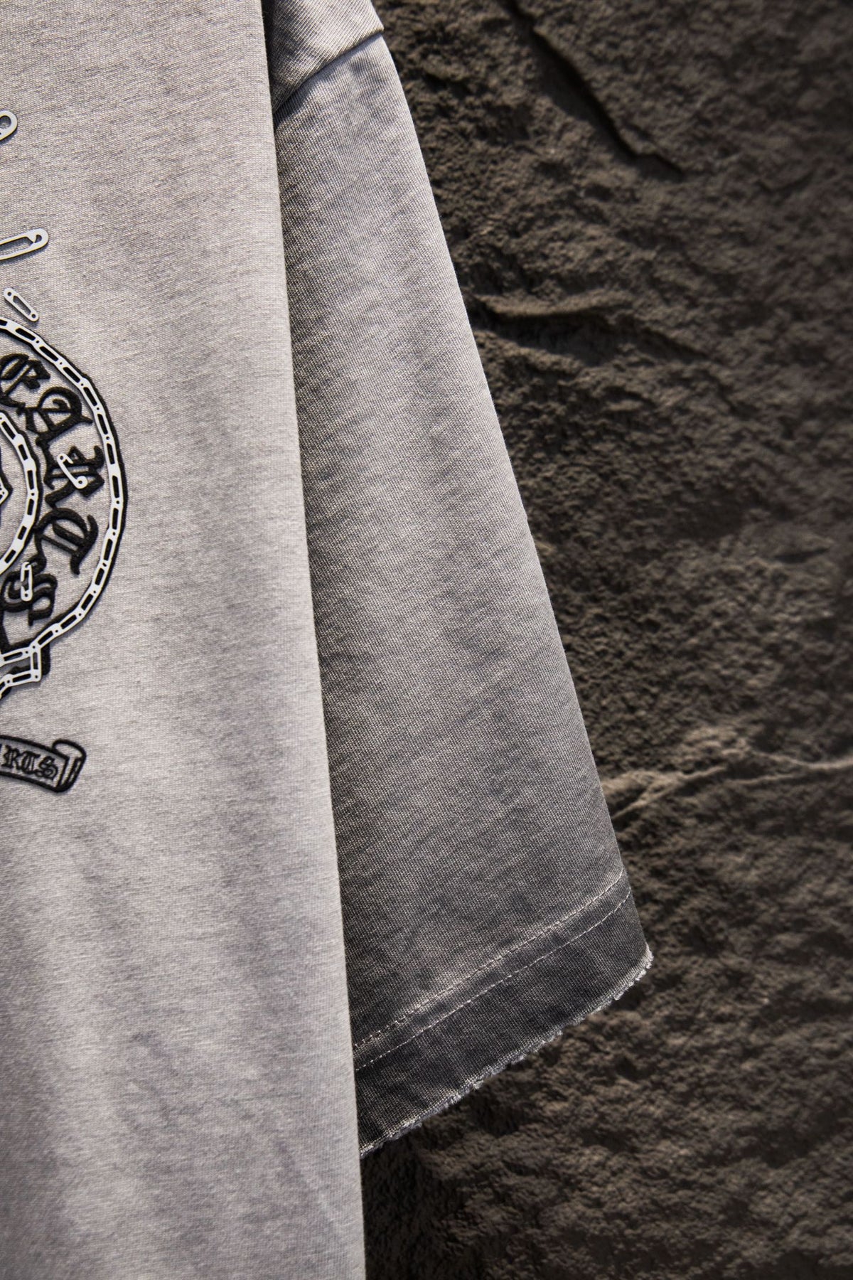 Playera Chrome Hearts Herradura de Cadenas Gris Deslavada — manga