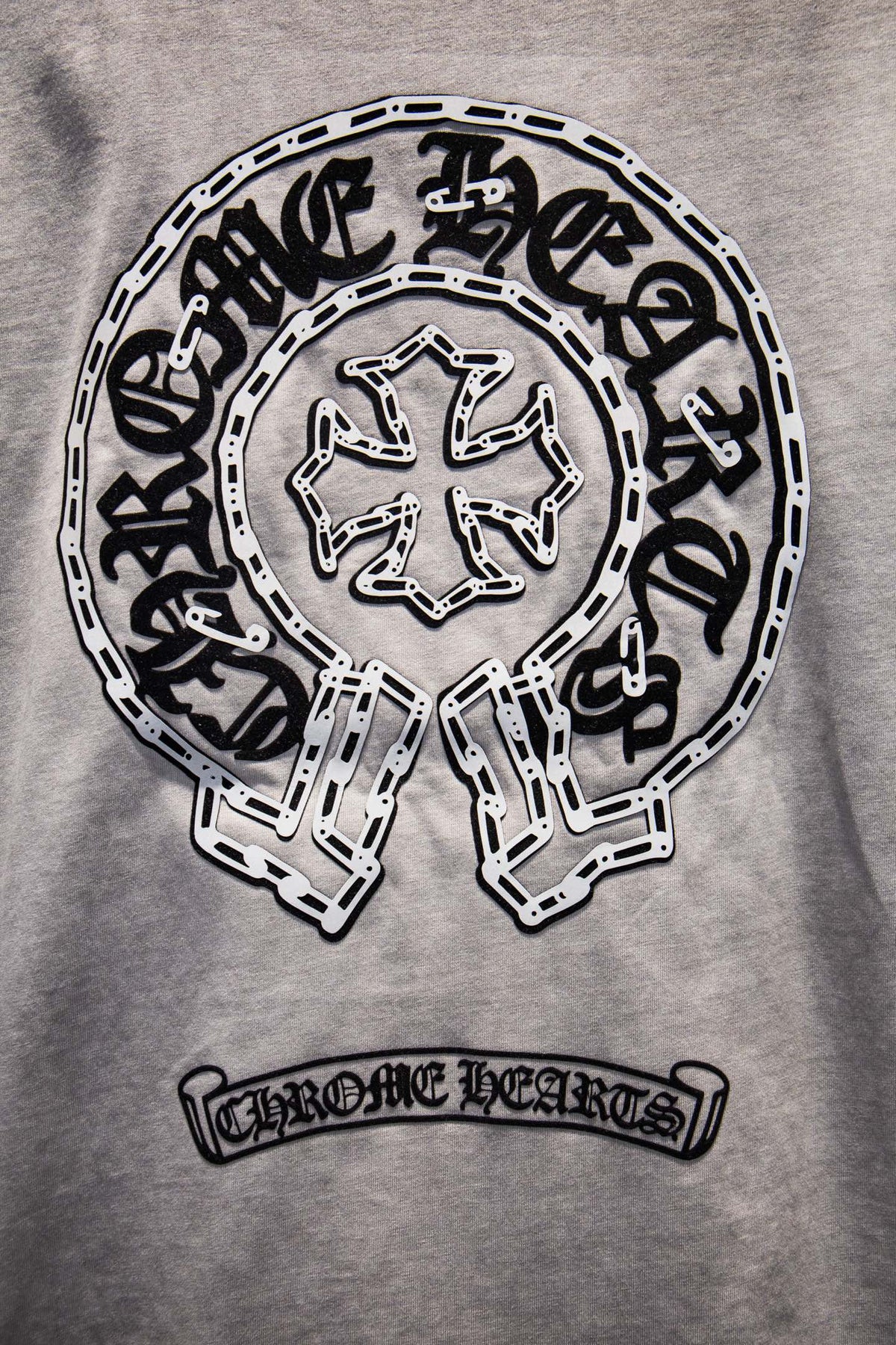 Playera Chrome Hearts Herradura de Cadenas Gris Deslavada — detalle de la espalda