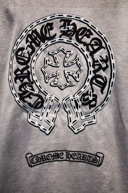 Playera Chrome Hearts Herradura de Cadenas Gris Deslavada — detalle de la espalda