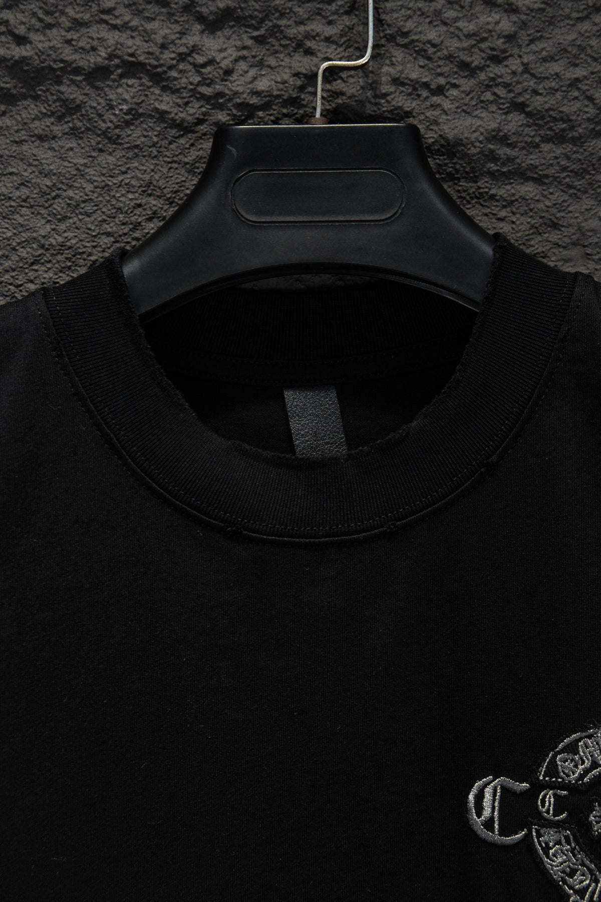 Playera Chrome Hearts Herradura CH Bordada Negra — cuello