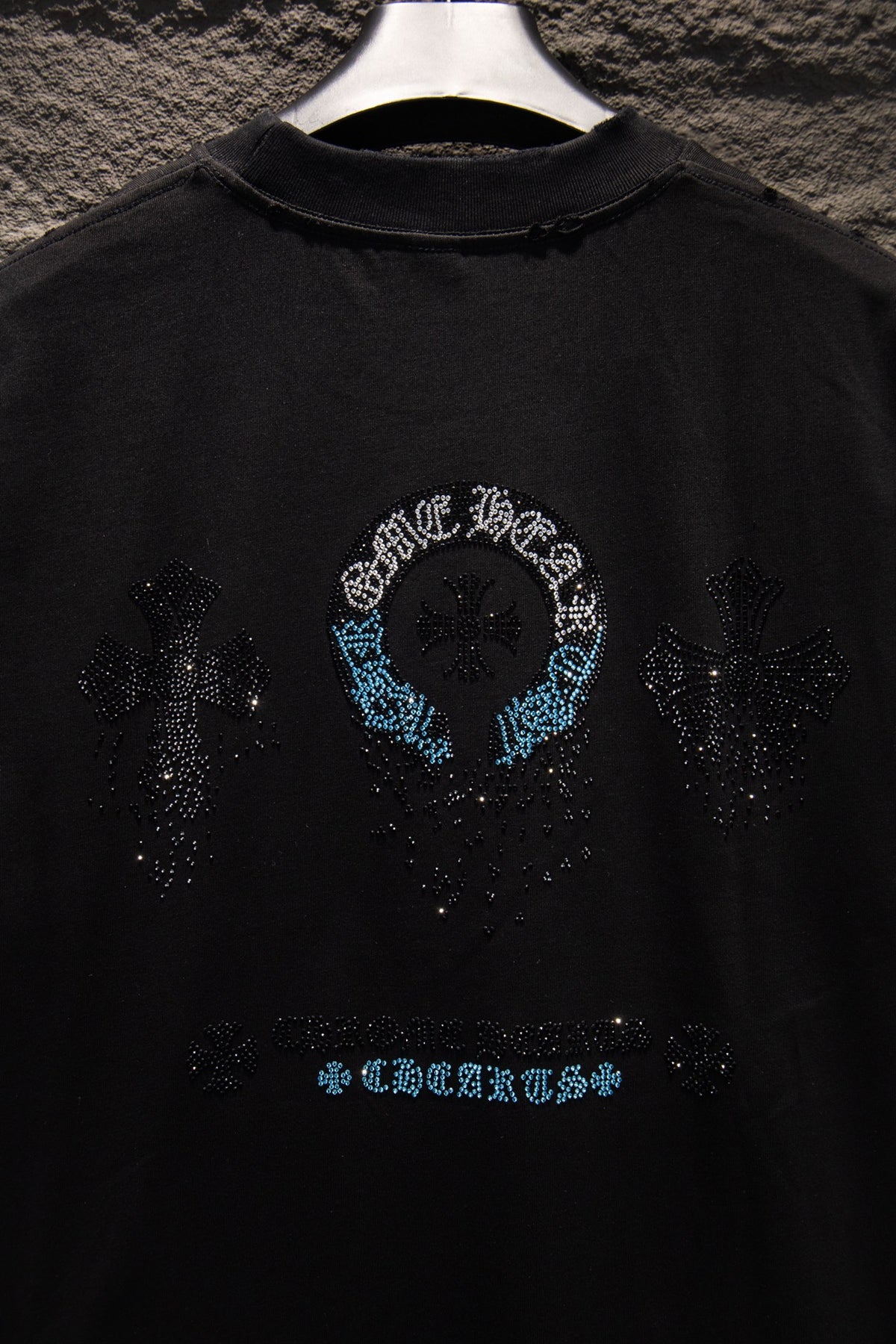 Playera Chrome Hearts Herradura de Cristales Azules Negra — detalle de la espalda