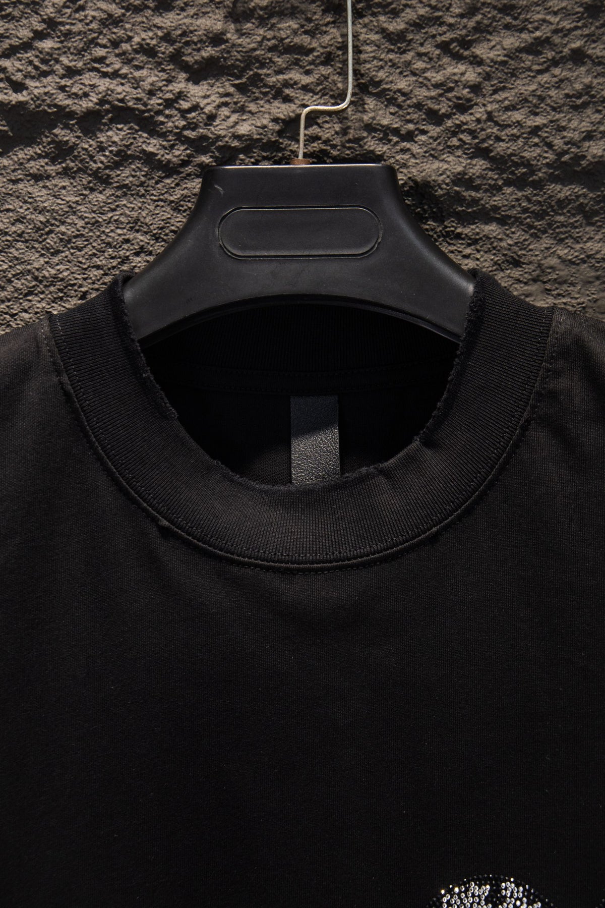 Playera Chrome Hearts Herradura de Cristales Azules Negra — cuello