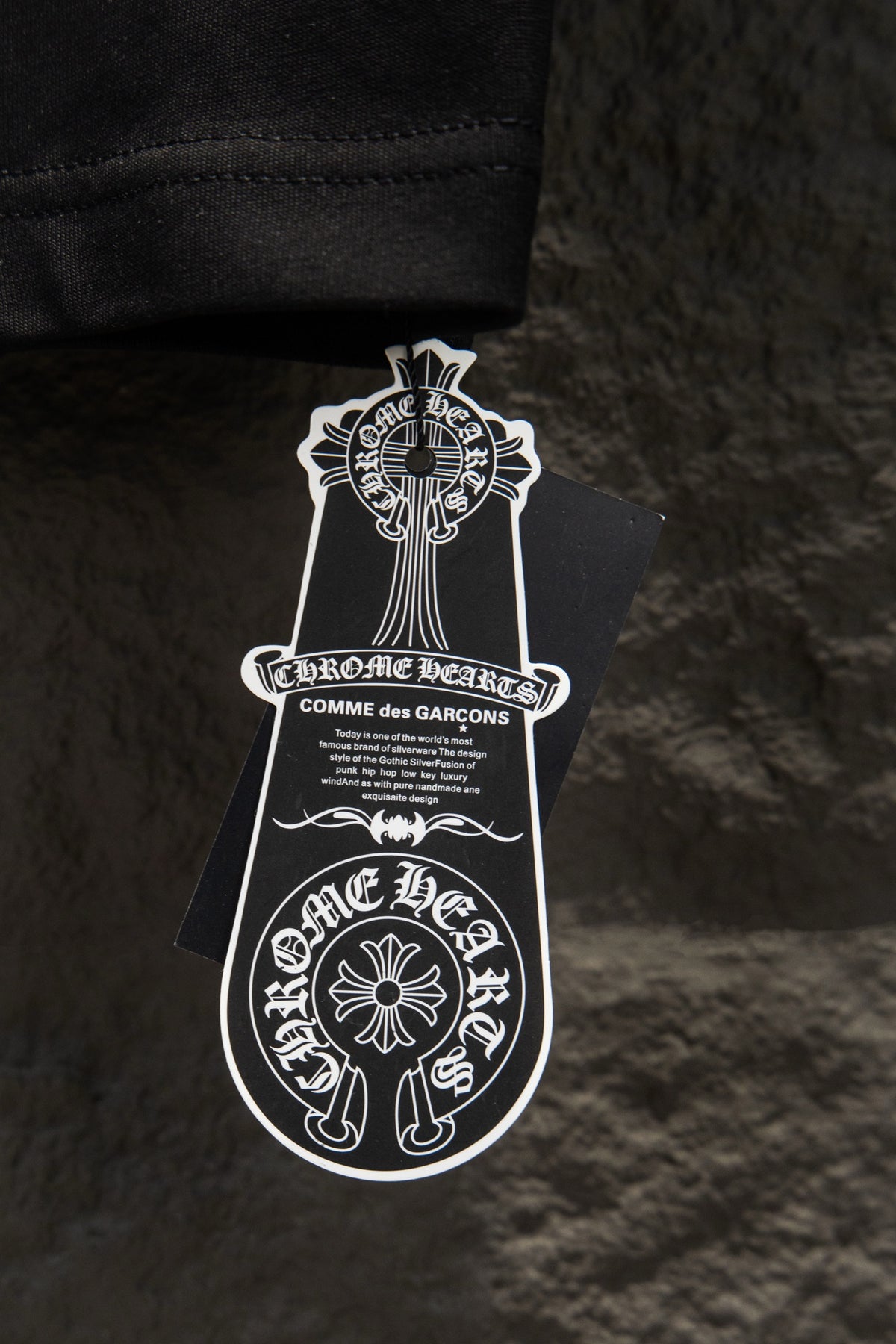Playera Chrome Hearts Herradura Efecto Cinta Dorada Negra — etiqueta colgante