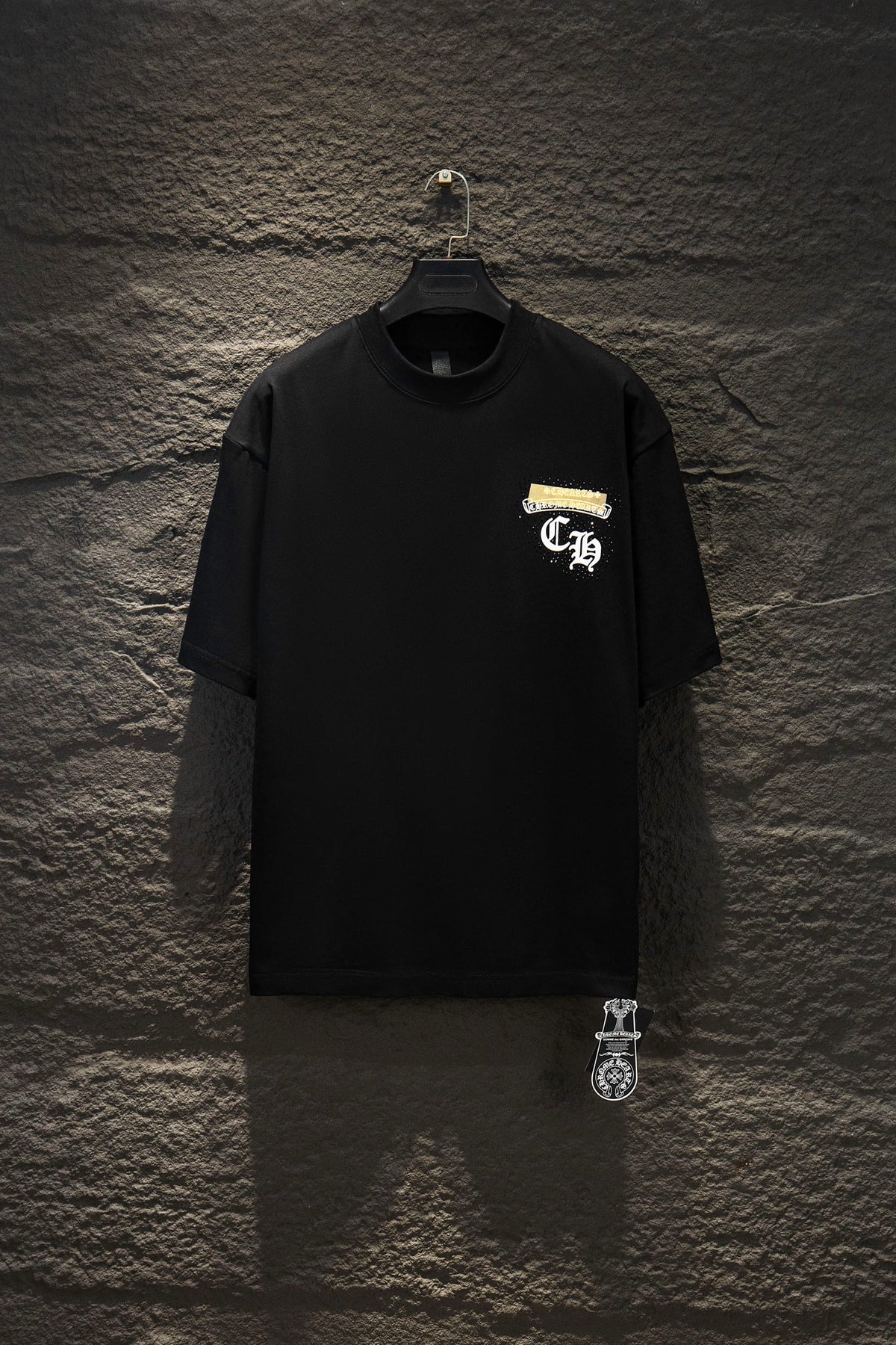 Playera Chrome Hearts Herradura Efecto Cinta Dorada Negra — frente