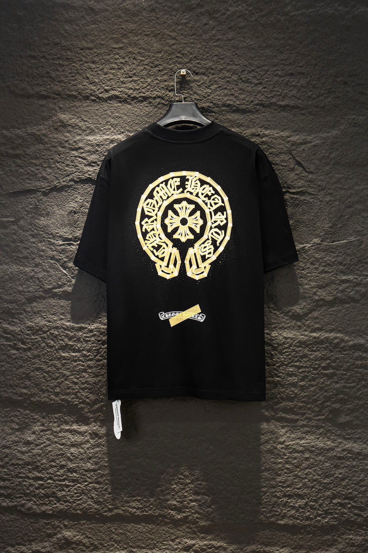 Playera Chrome Hearts Herradura Efecto Cinta Dorada Negra — espalda