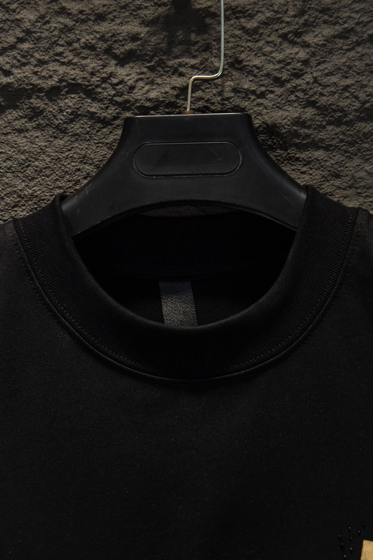 Playera Chrome Hearts Herradura Efecto Cinta Dorada Negra — cuello