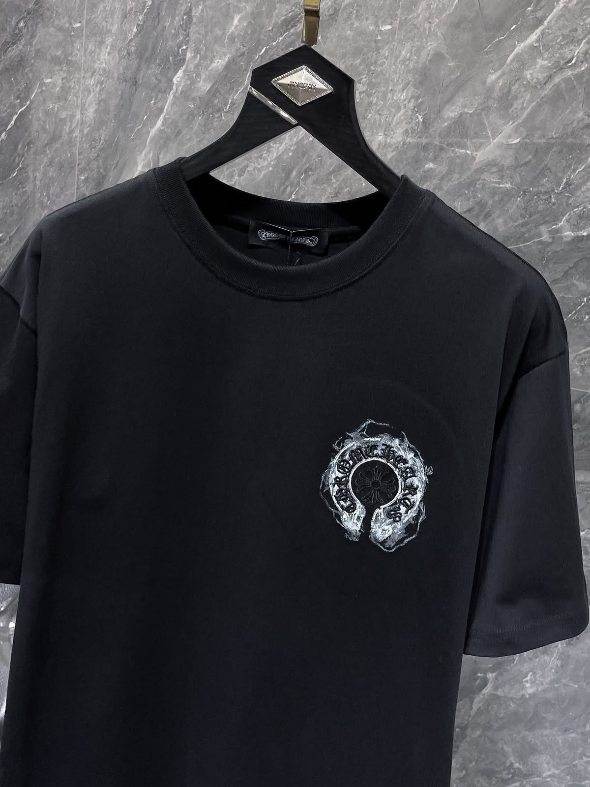 Playera Chrome Hearts Herradura Efecto Humo Negra — detalle del frente