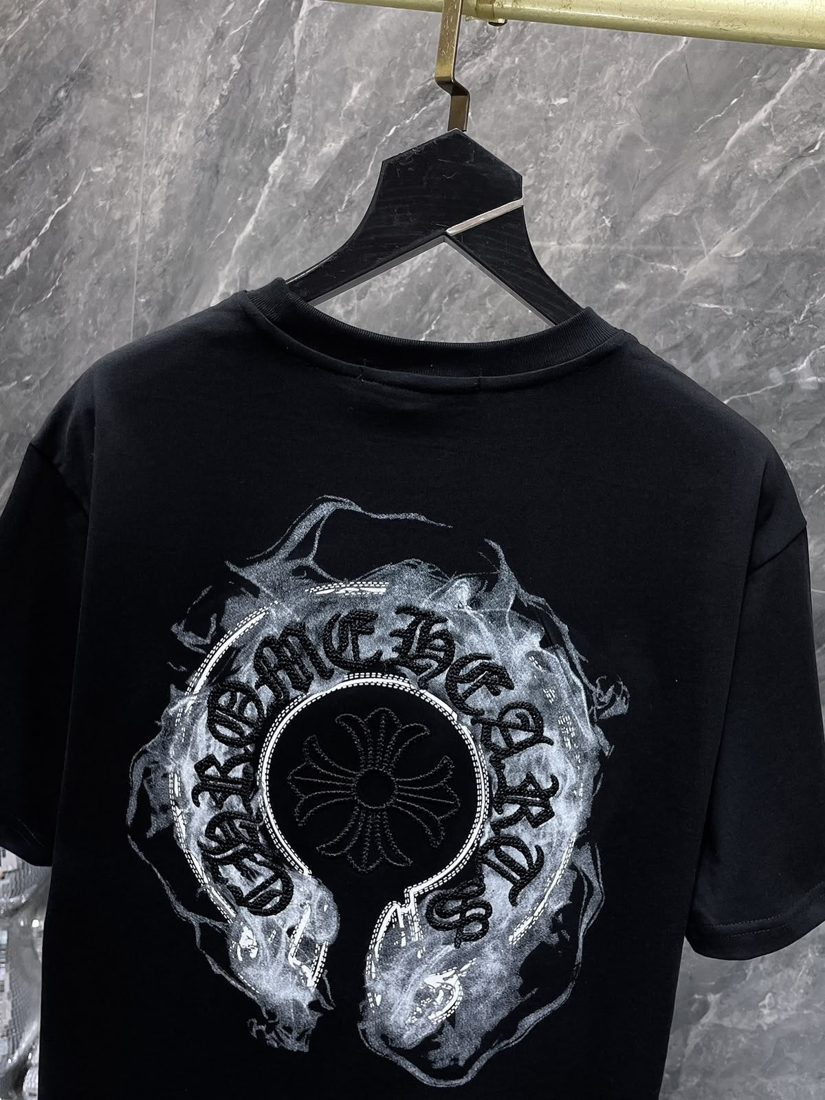 Playera Chrome Hearts Herradura Efecto Humo Negra — detalle de la espalda
