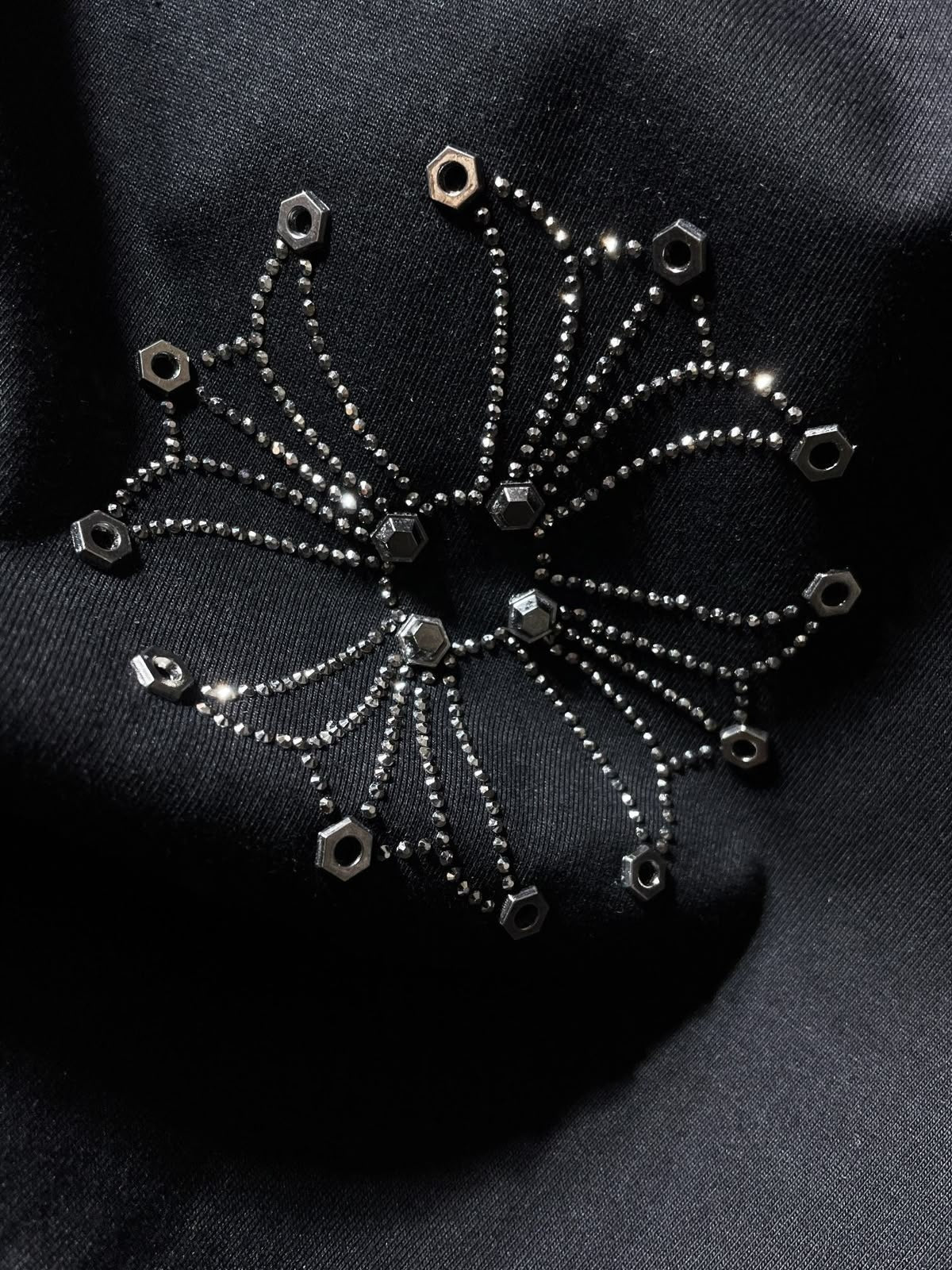 Playera Chrome Hearts Herradura de Pedrería y Tuercas Negra — cruz con tuercas al frente