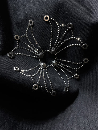 Playera Chrome Hearts Herradura de Pedrería y Tuercas Negra — cruz con tuercas al frente