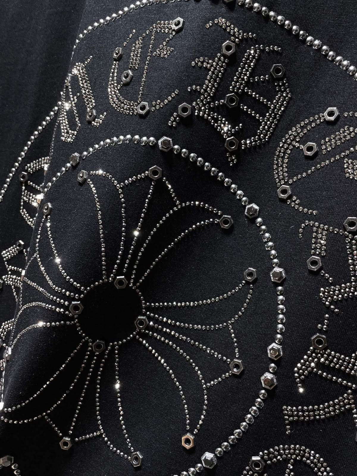 Playera Chrome Hearts Herradura de Pedrería y Tuercas Negra — detalle de la espalda