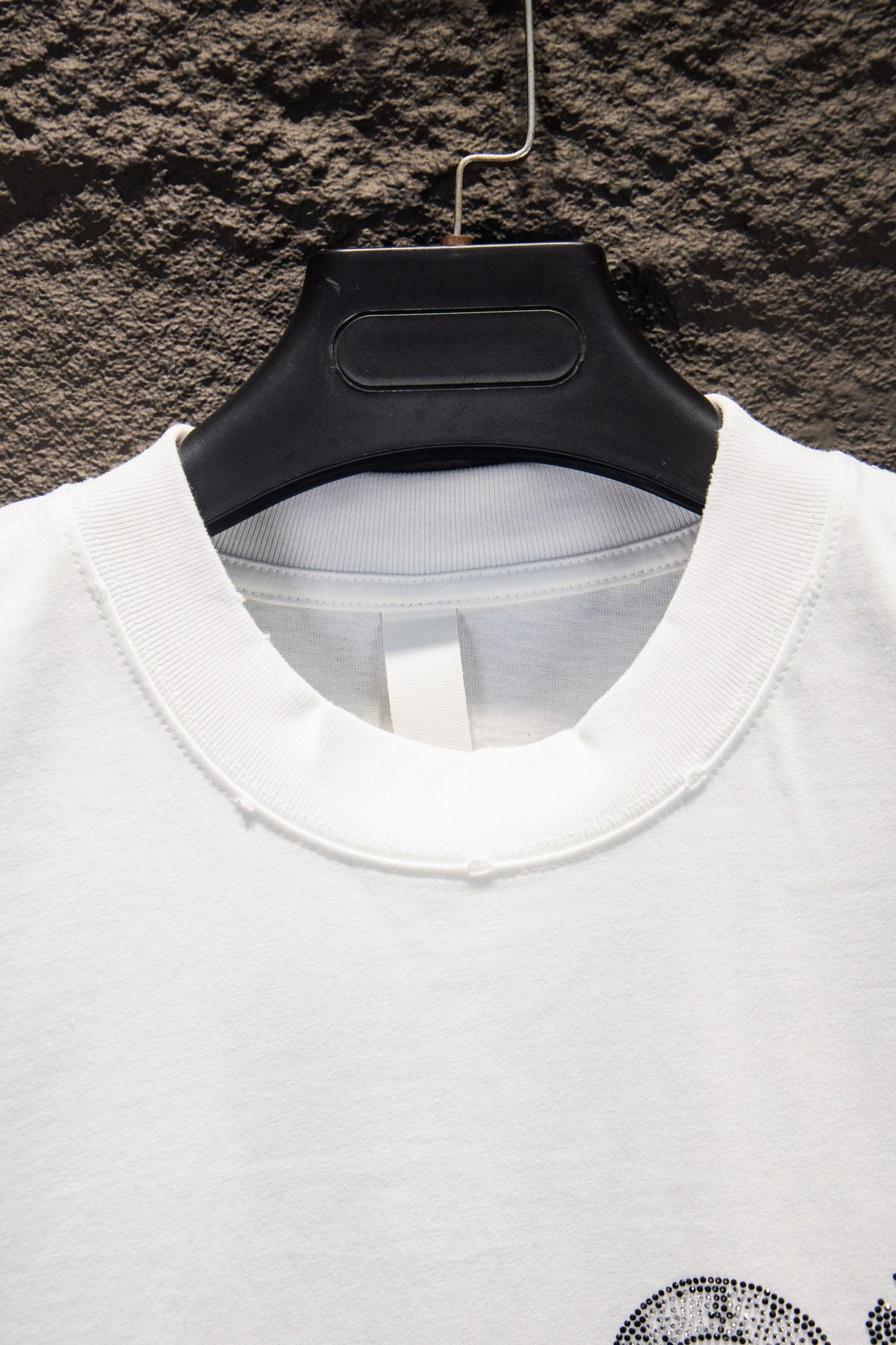Playera Chrome Hearts Herradura y CH de Pedrería Azul Blanca — cuello