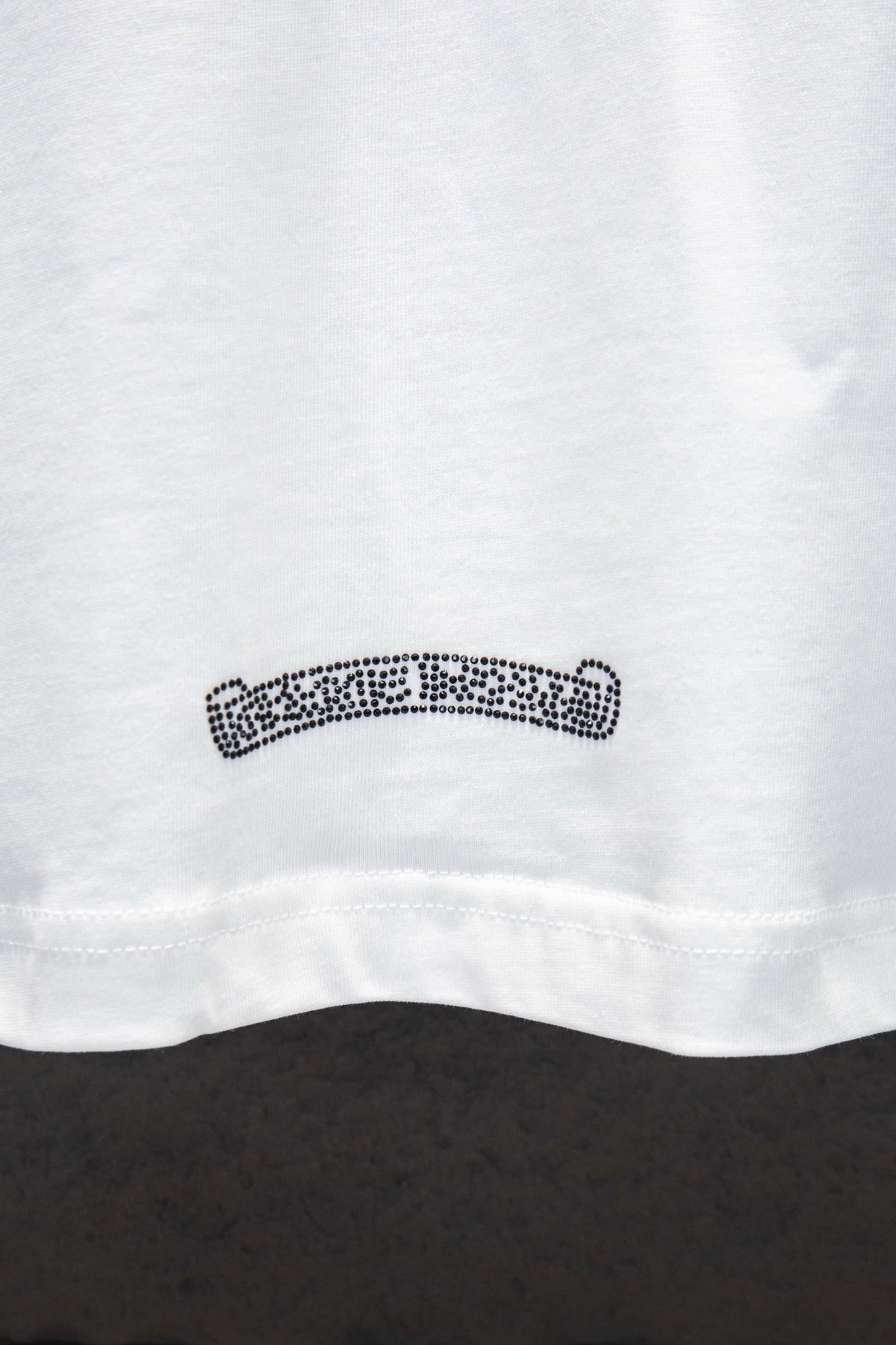 Playera Chrome Hearts Herradura y Dagas de Pedrería Manga Larga Blanca — banda en el dobladillo